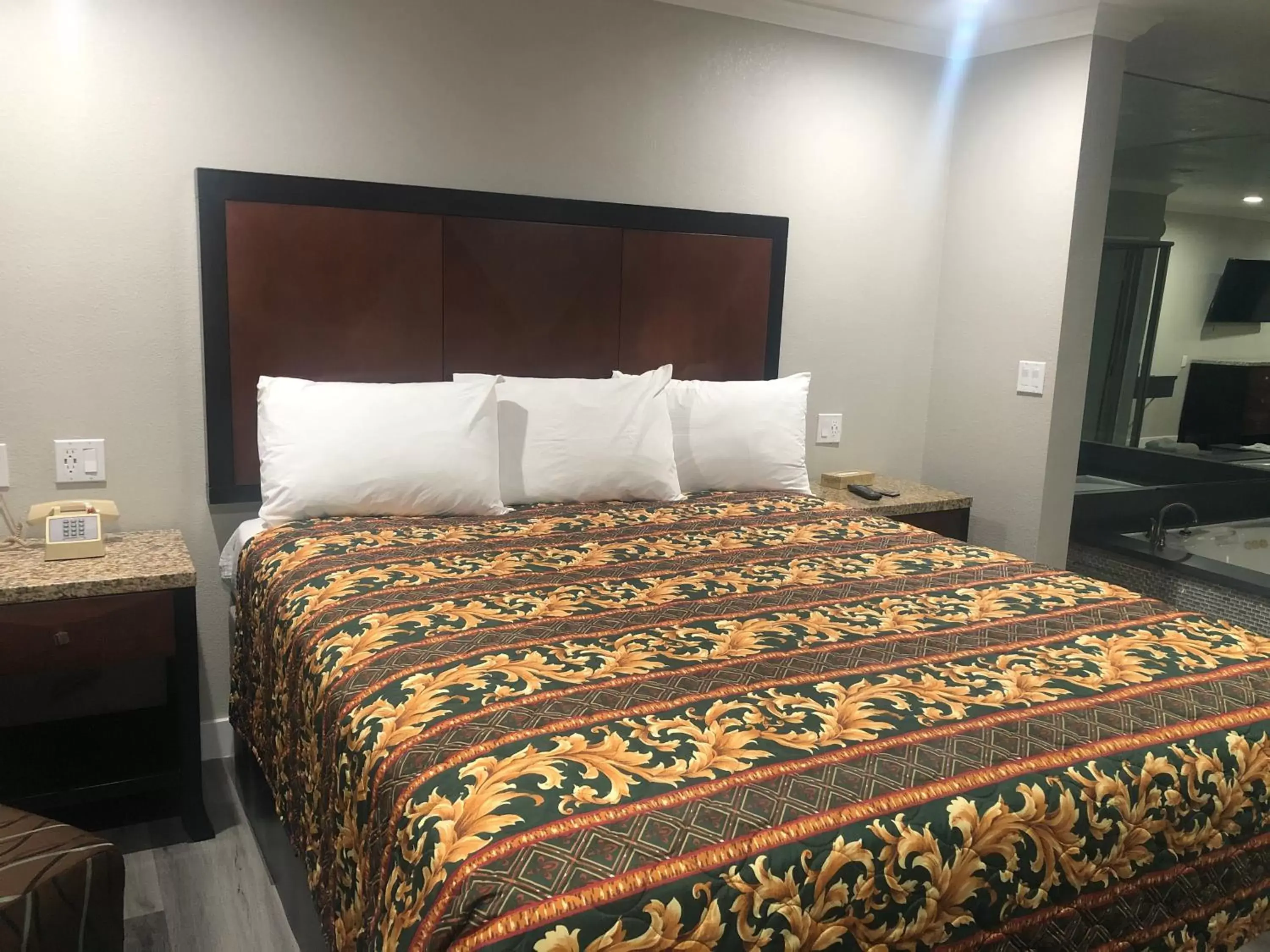 Bed in Economy Inn - Ontario Airport