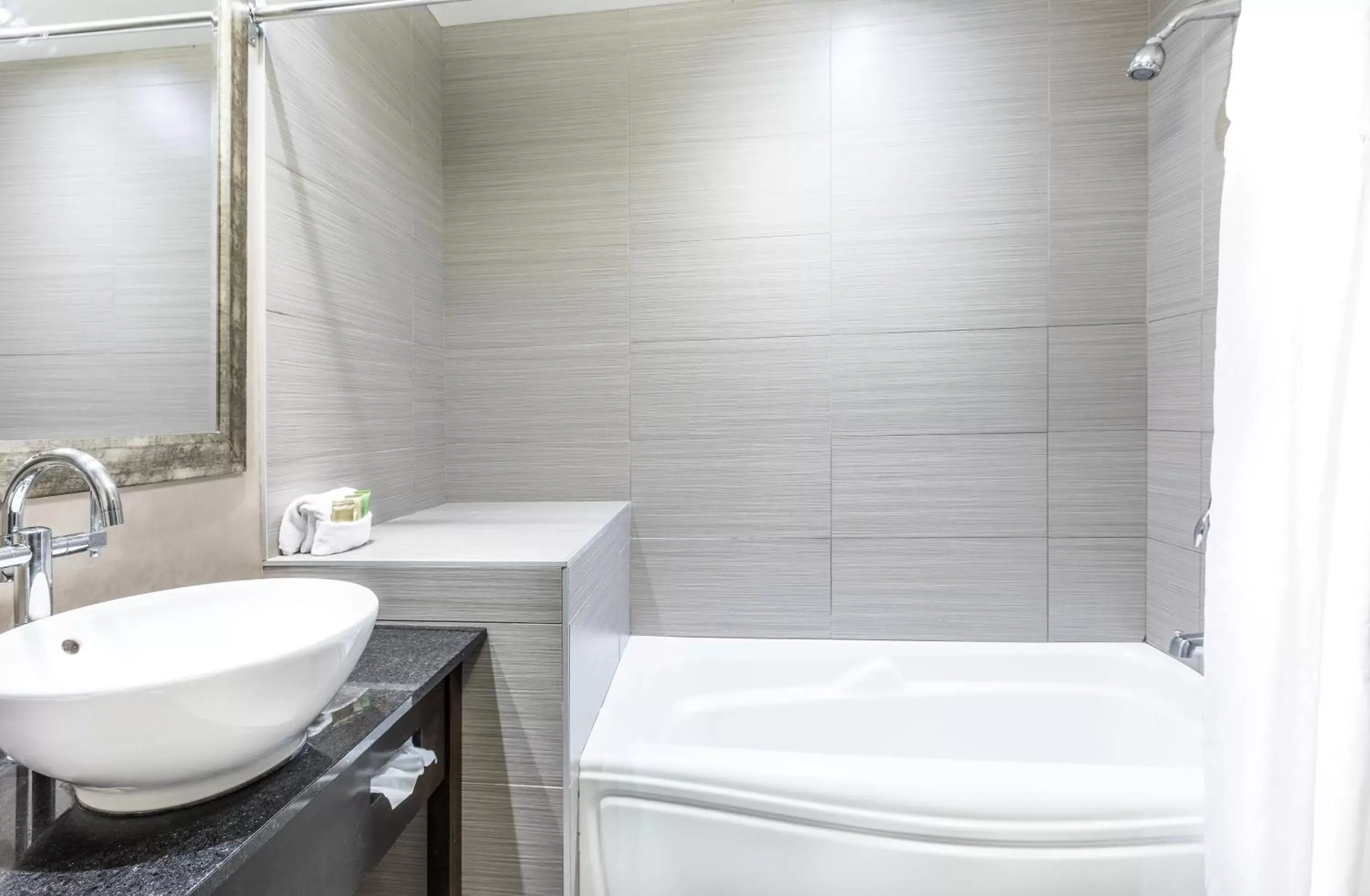 Bathroom in Hotel Ambassadeur et Suites