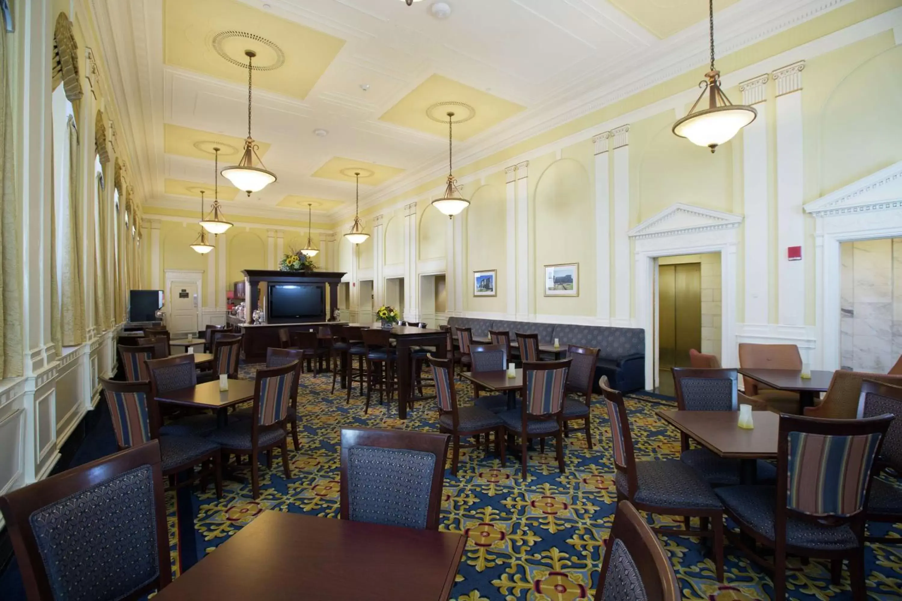 Lobby or reception, Restaurant/Places to Eat in Hampton Inn & Suites Providence Downtown