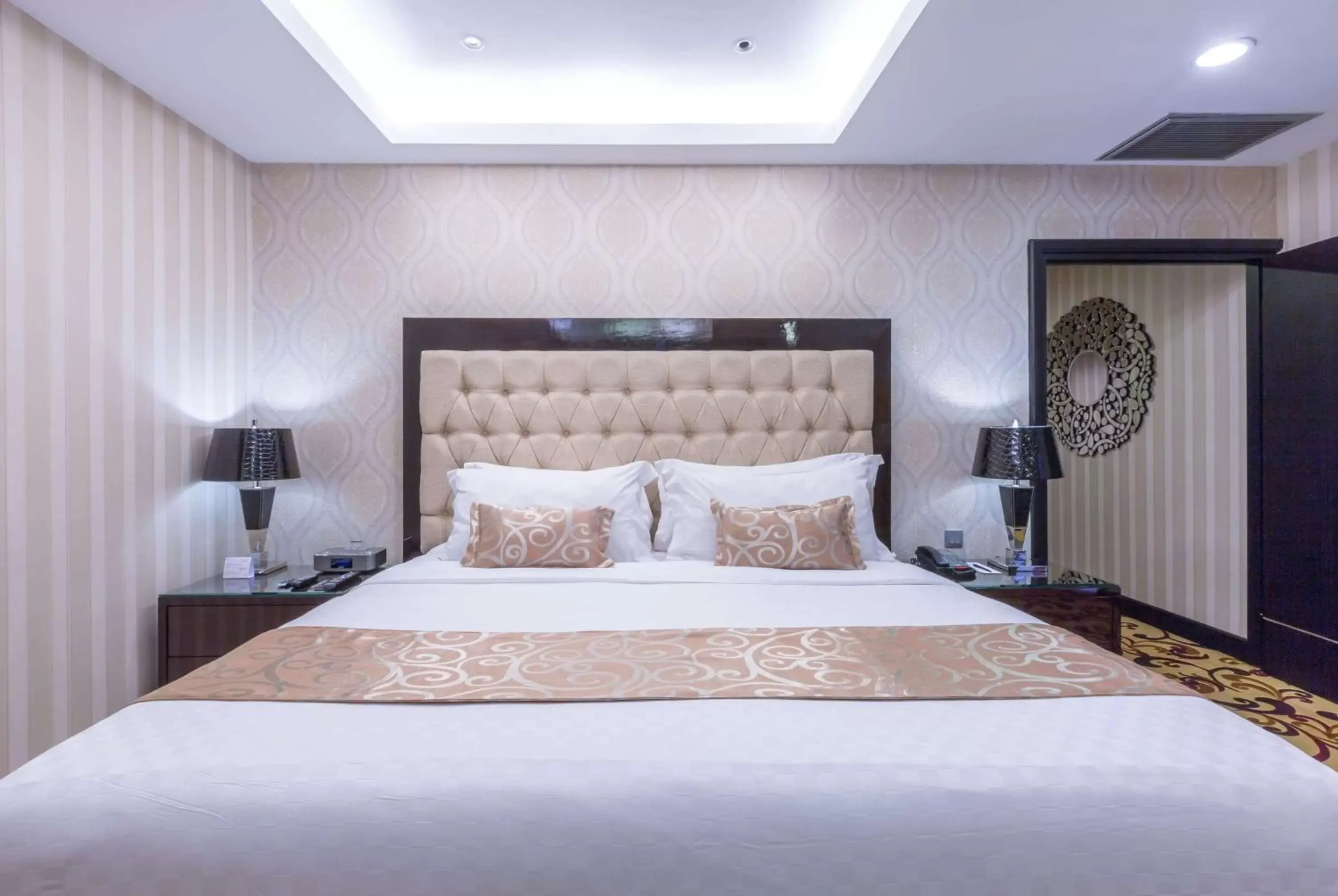 Photo of the whole room, Bed in Wyndham Surabaya