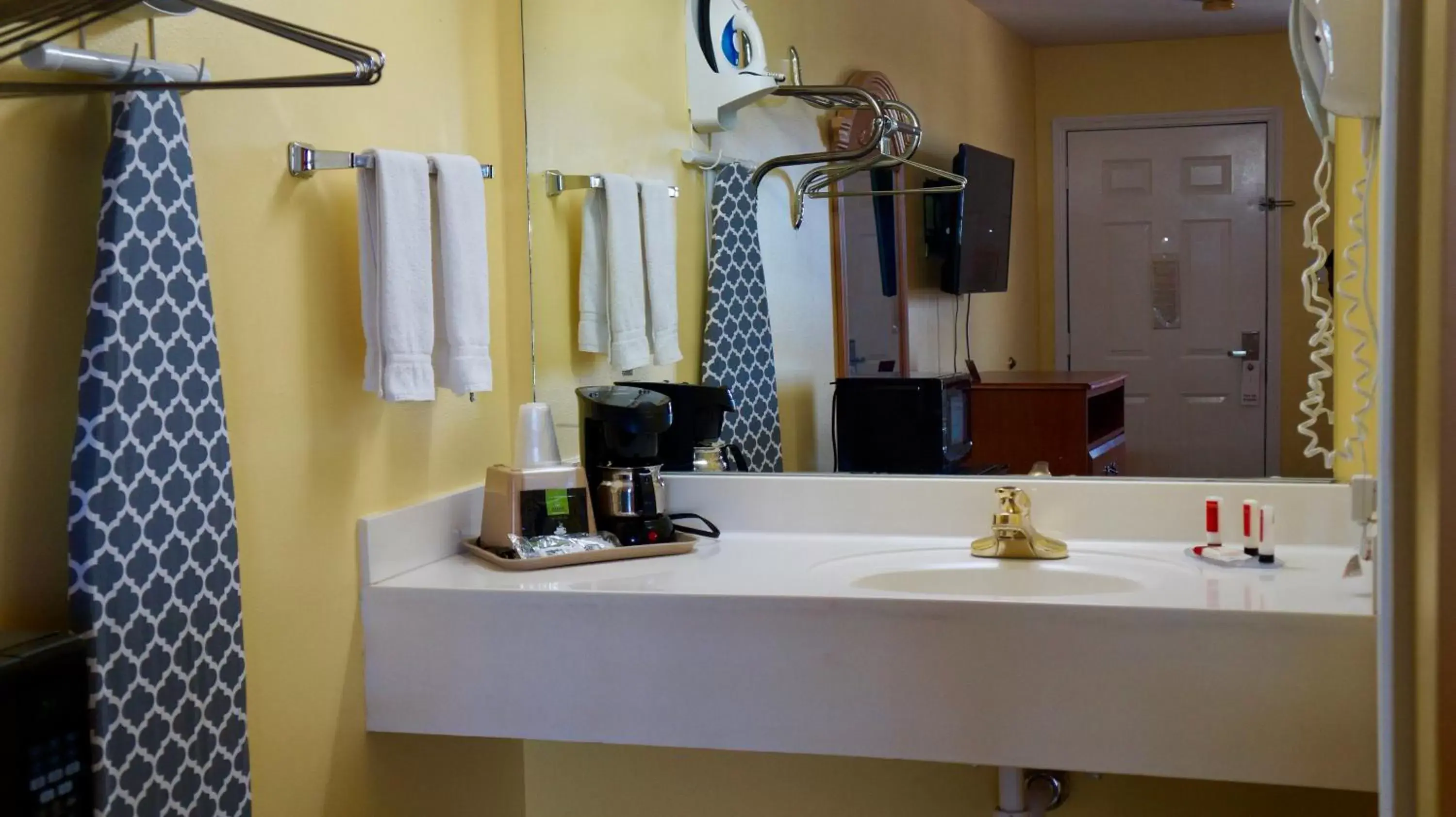 Coffee/tea facilities, Bathroom in American Inn of Kinder