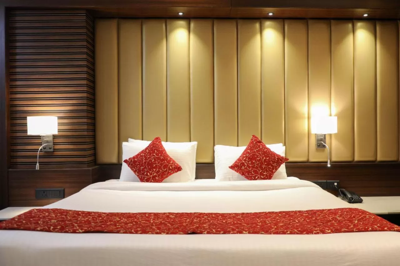 Bed in Hotel Gurudev Grand