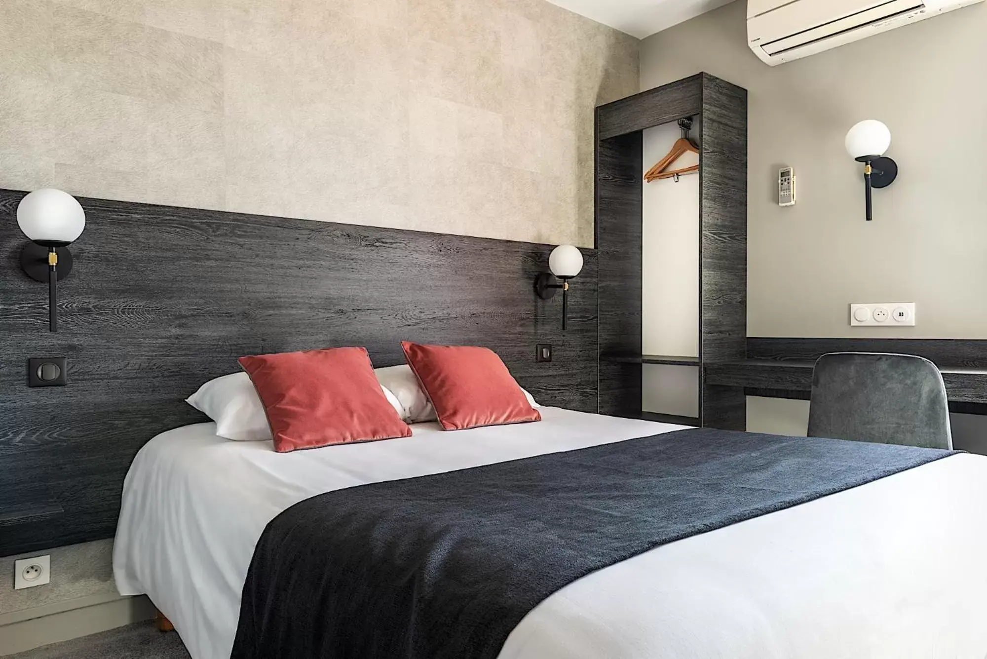 Bedroom, Bed in Contact Hôtel Astréa Nevers Nord et son restaurant la Nouvelle Table