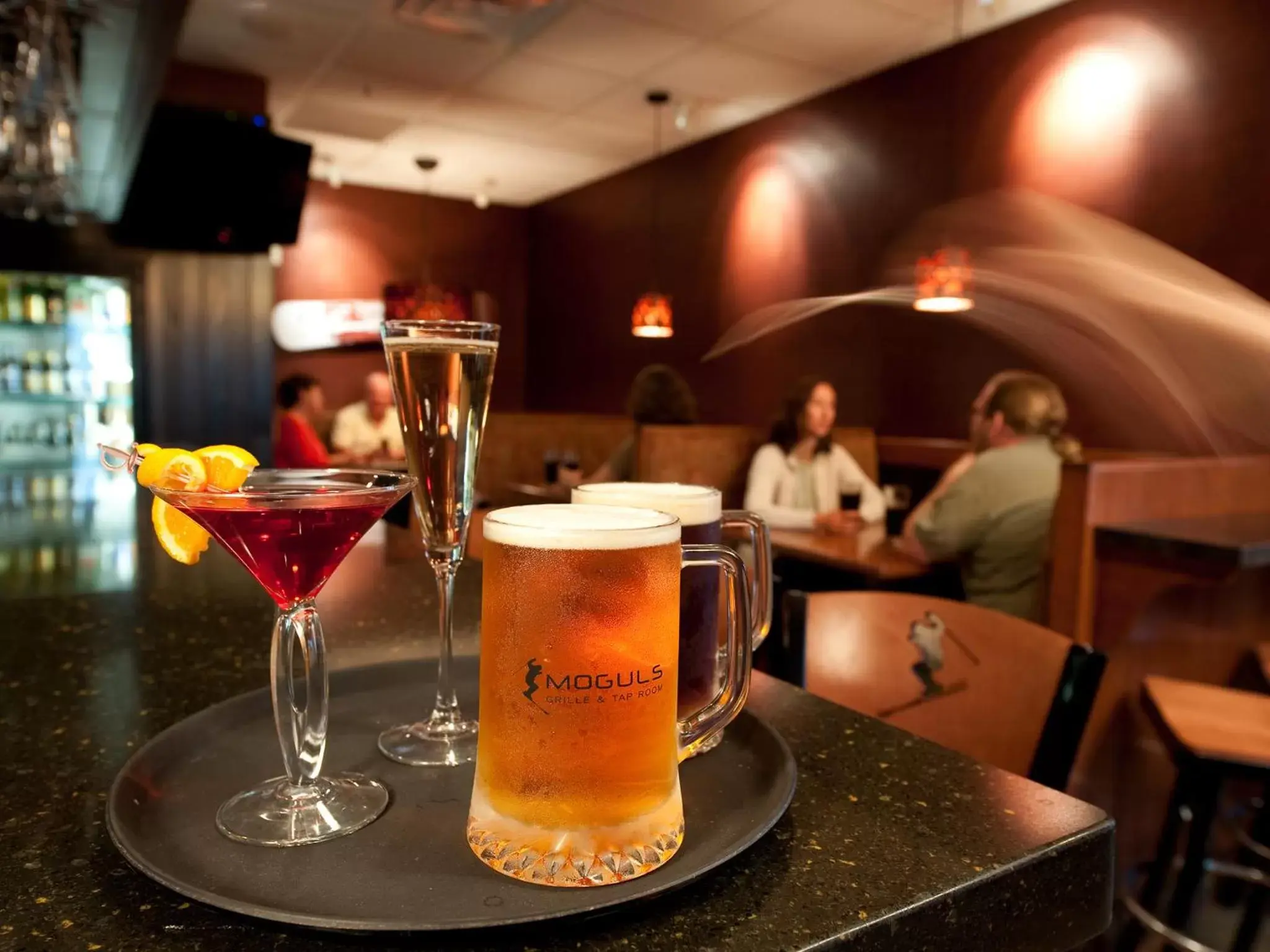 Lounge or bar in Caribou Highlands Lodge
