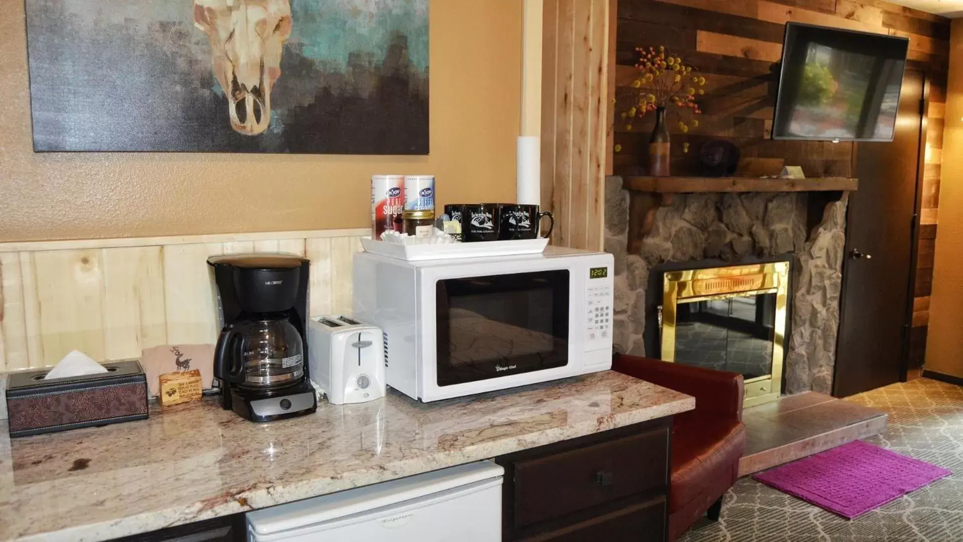 TV and multimedia, Kitchen/Kitchenette in The Inn on Fall River & Fall River Cabins