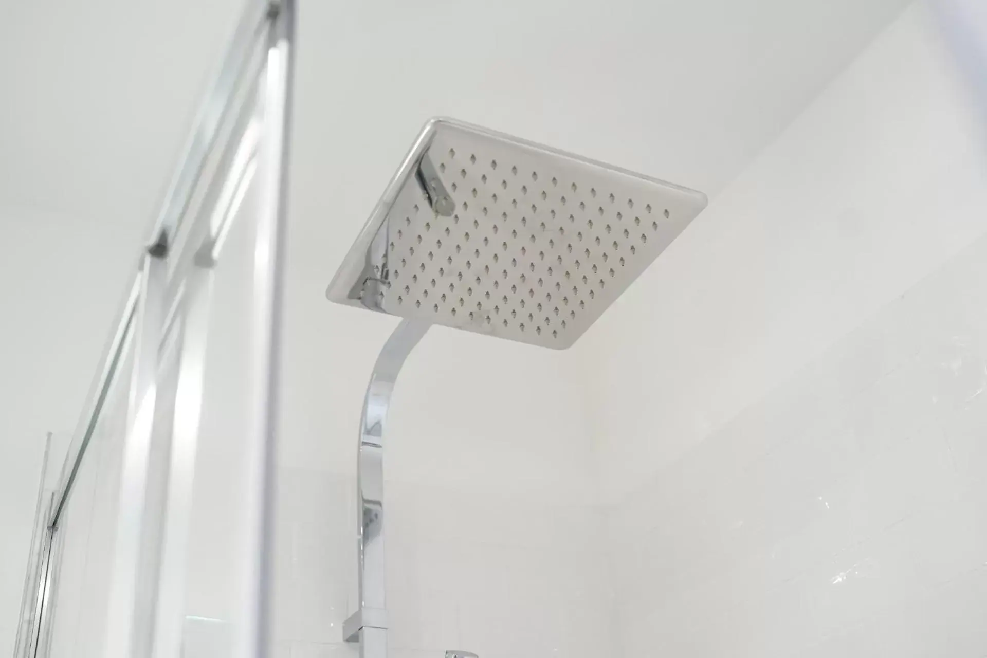 Shower, Bathroom in Hôtel Échappée en Baie - Parking privé gratuit