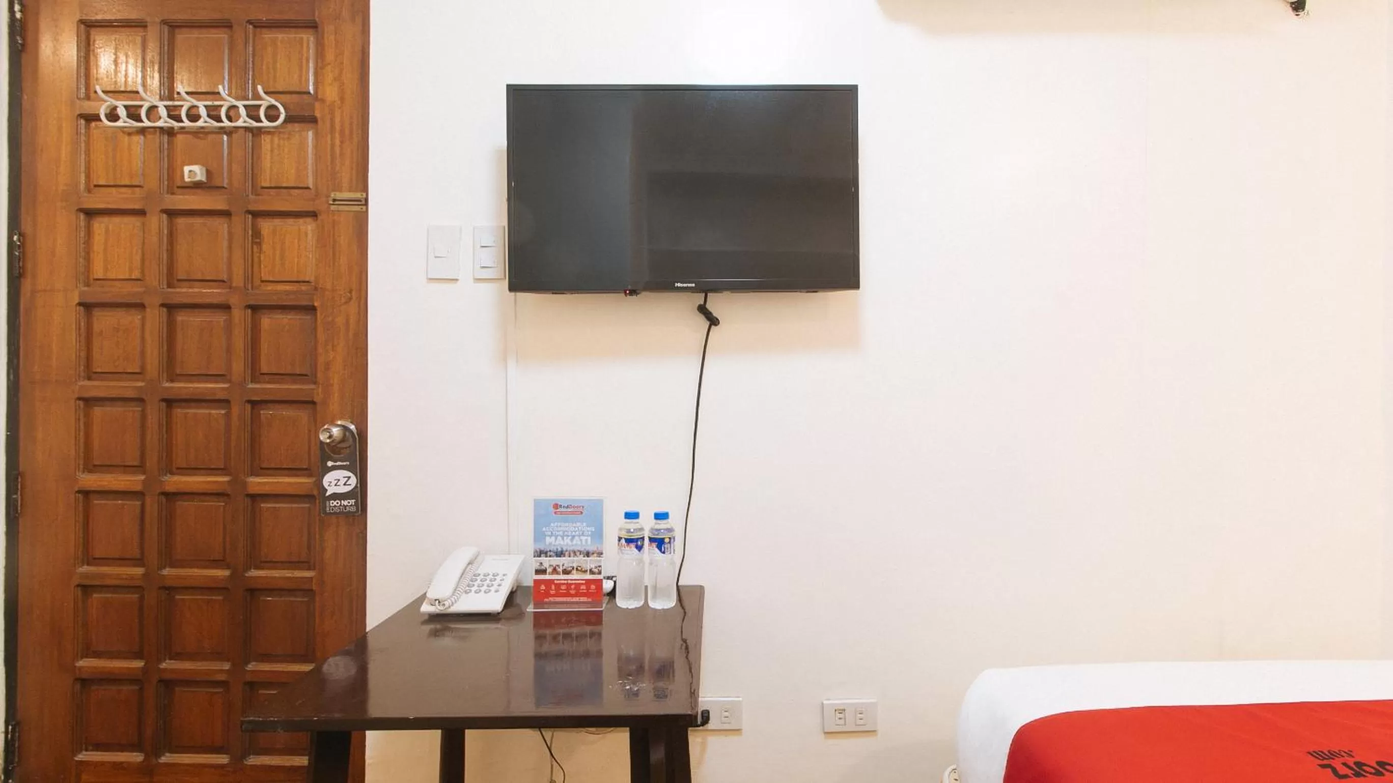 TV and multimedia, TV/Entertainment Center in RedDoorz Premium near Greenbelt Makati - Vaccinated Staff