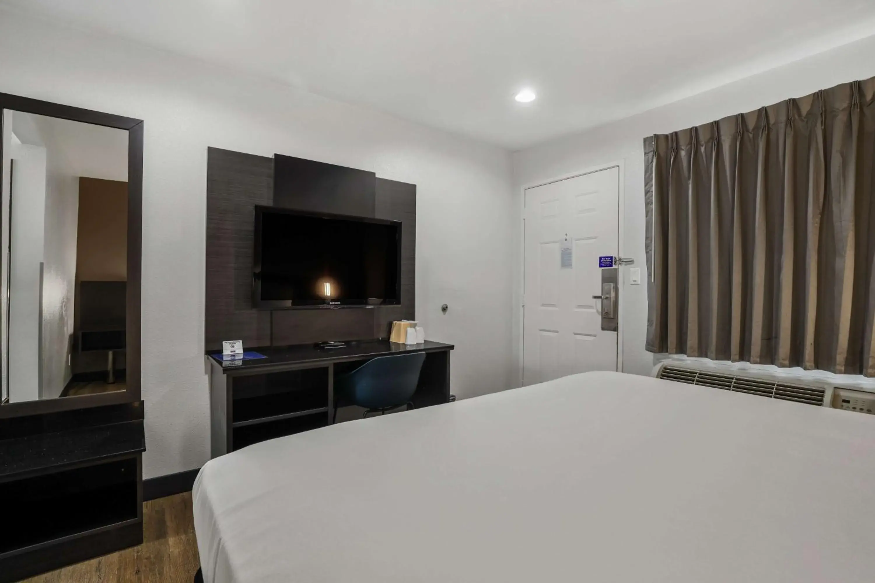 Bedroom, Bed in Motel 6-Escondido, CA
