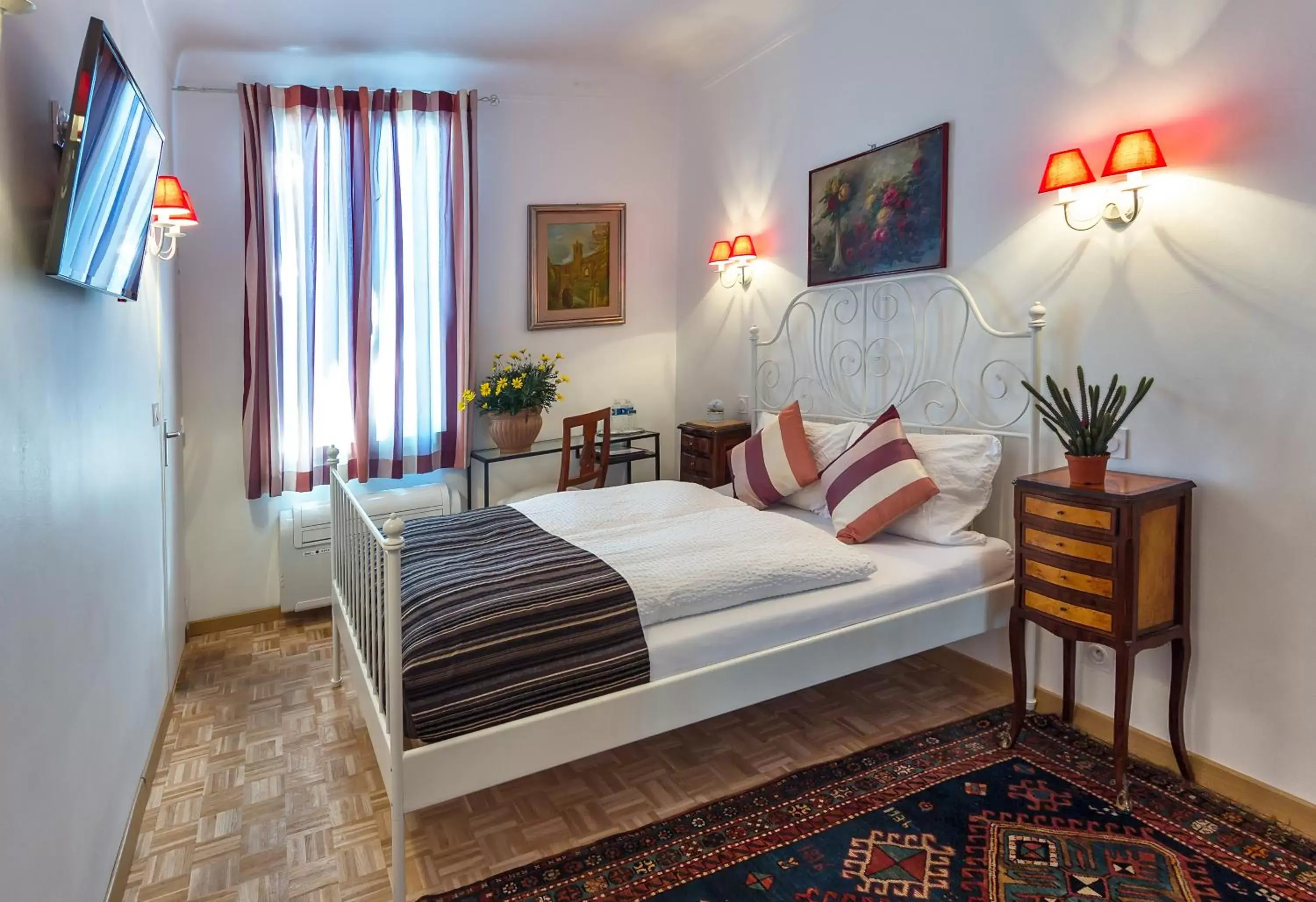 Bedroom, Bed in Logis Hôtel Villa Victorine