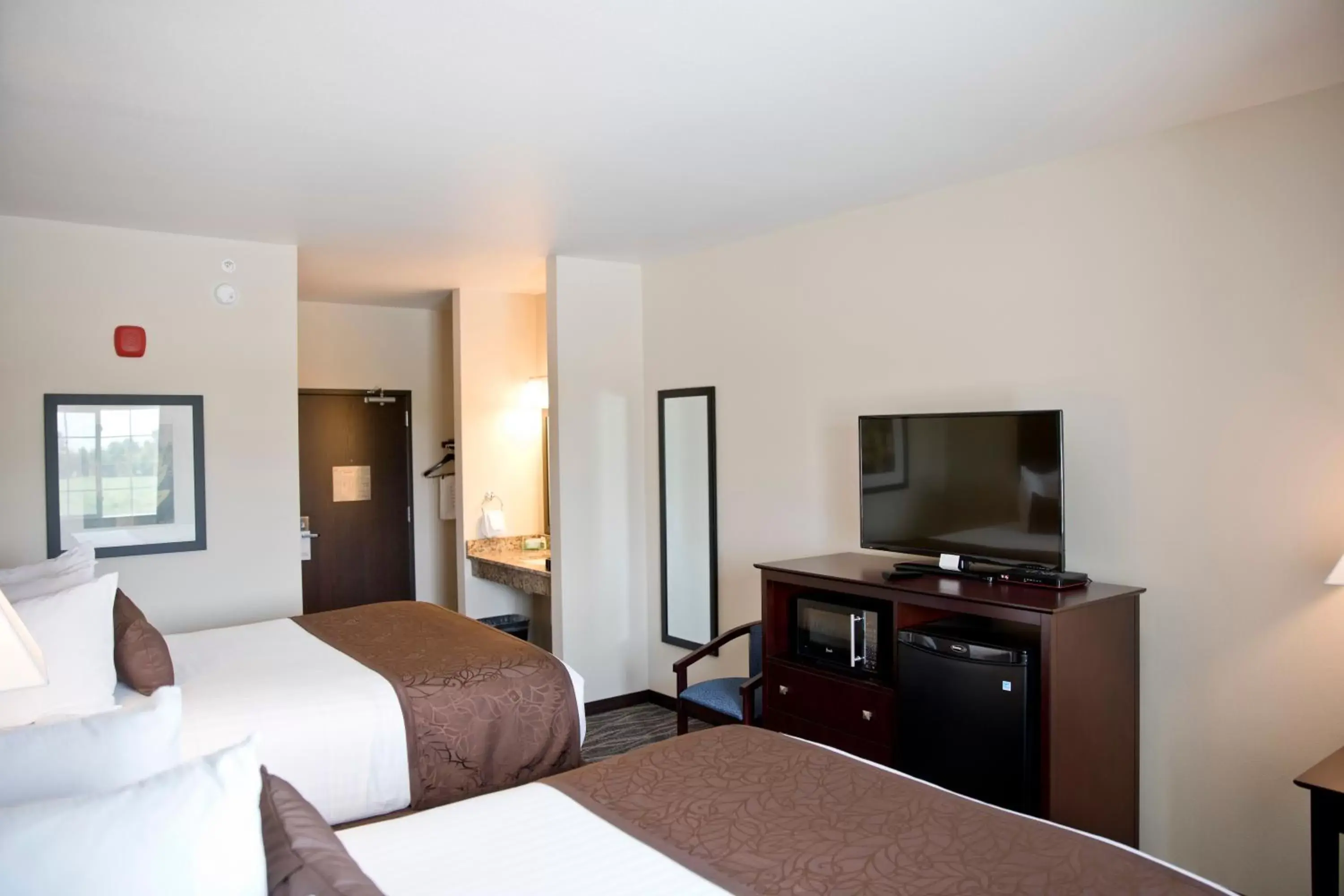 Bedroom, TV/Entertainment Center in Cobblestone Inn & Suites -Clarinda