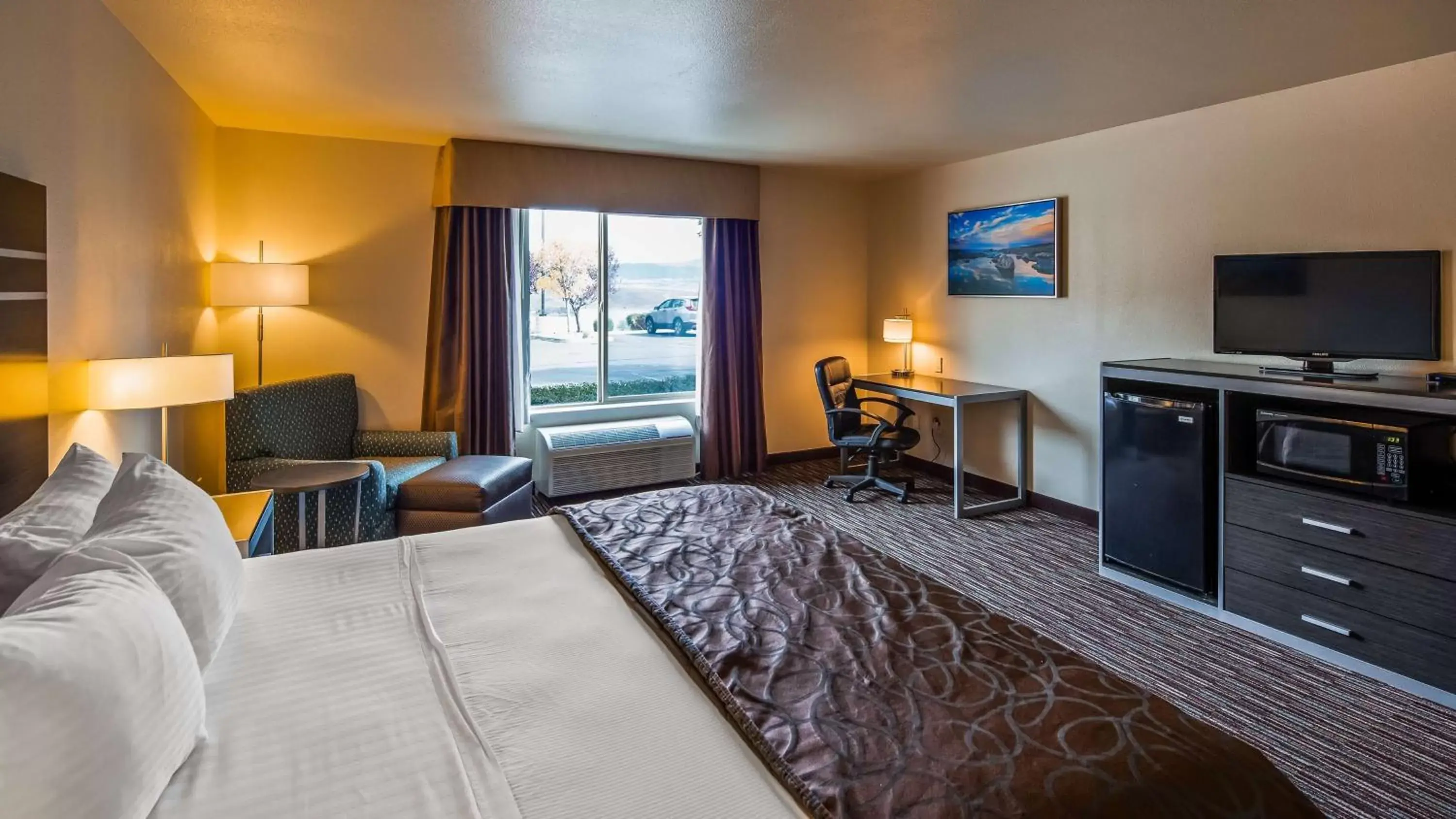 Photo of the whole room, TV/Entertainment Center in Best Western Topaz Lake Inn