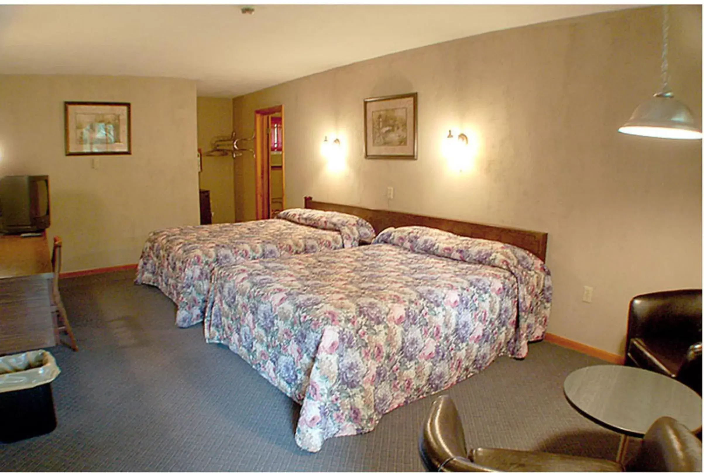 Photo of the whole room, Bed in Fran Cove Motel