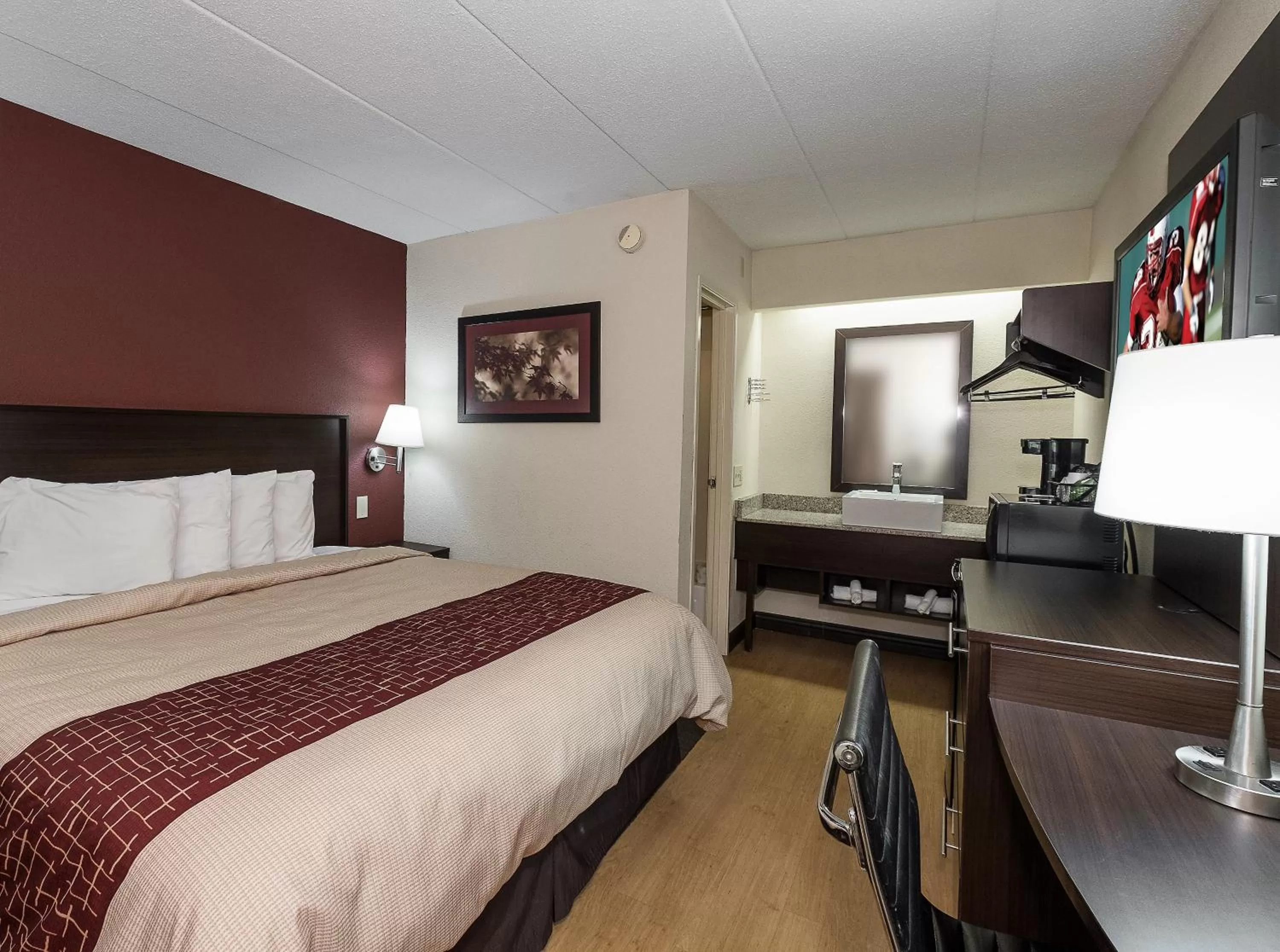 Photo of the whole room, Bed in Red Roof Inn Toledo - Maumee