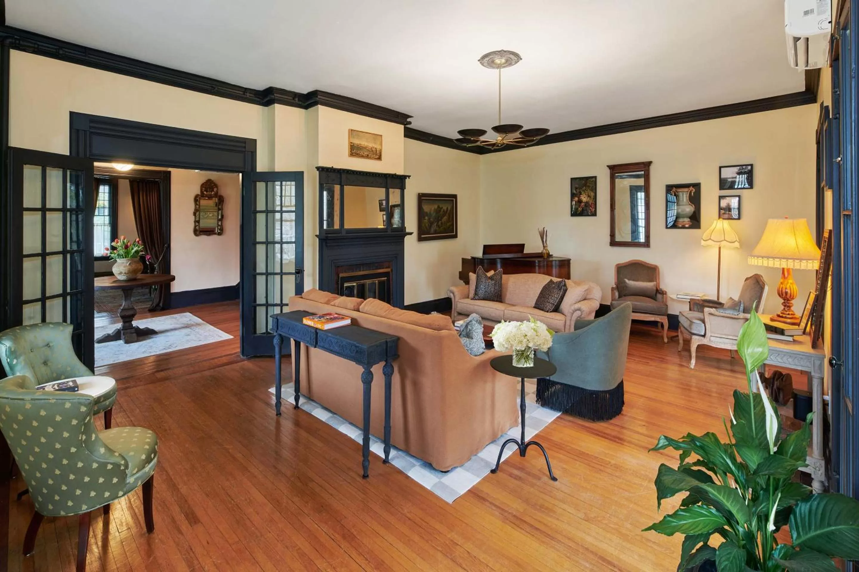 Lounge or bar in The Constance by The Lenox Collection