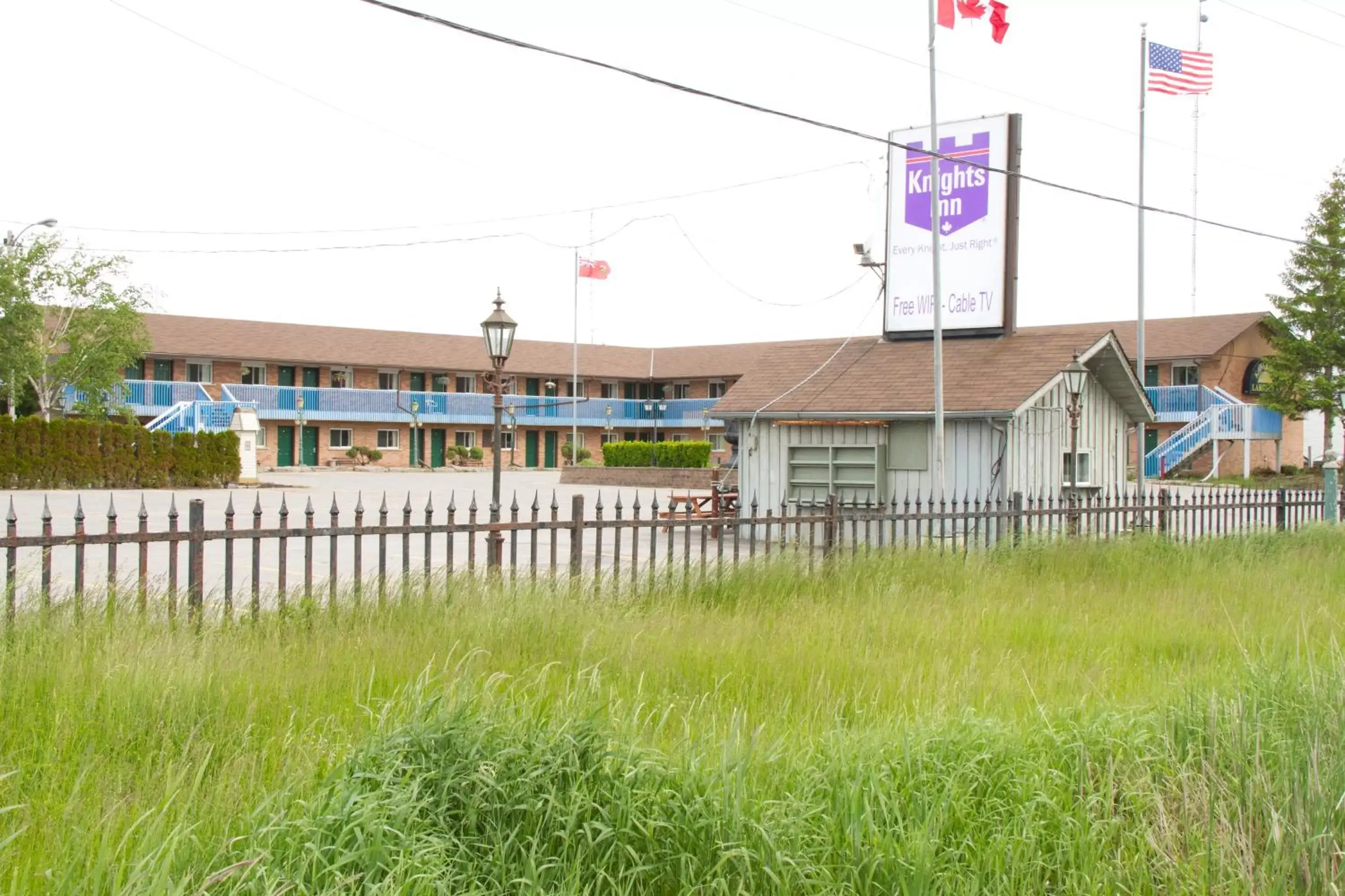 Property building in Knights Inn Lindsay Property building in Knights Inn Lindsay