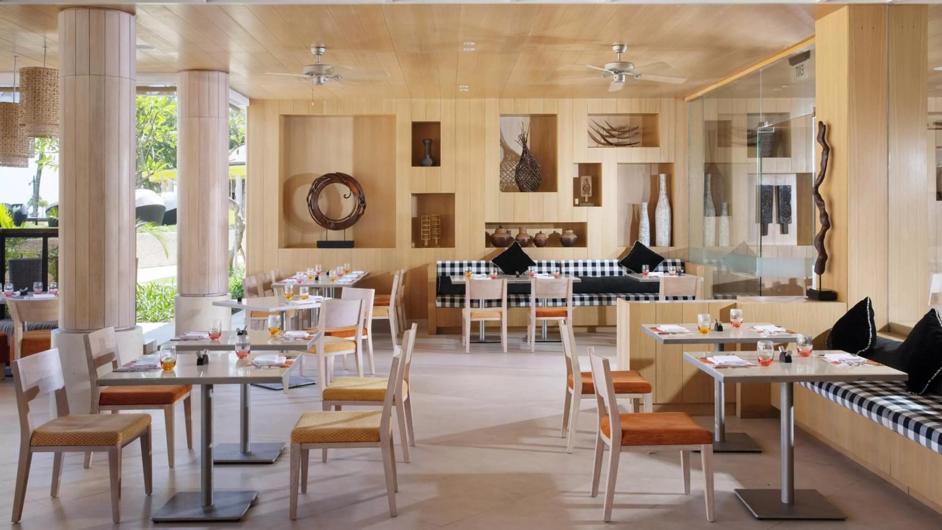 Restaurant/places to eat in Holiday Inn Express Baruna by IHG