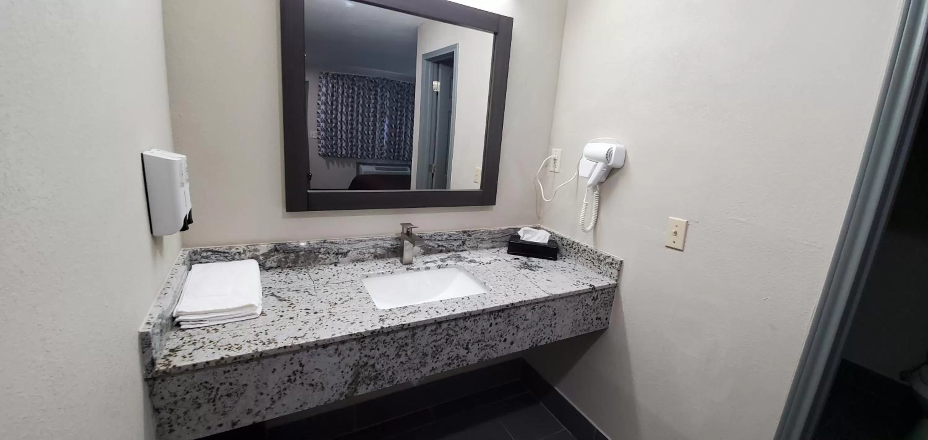 Crescent Park Motel & Suites