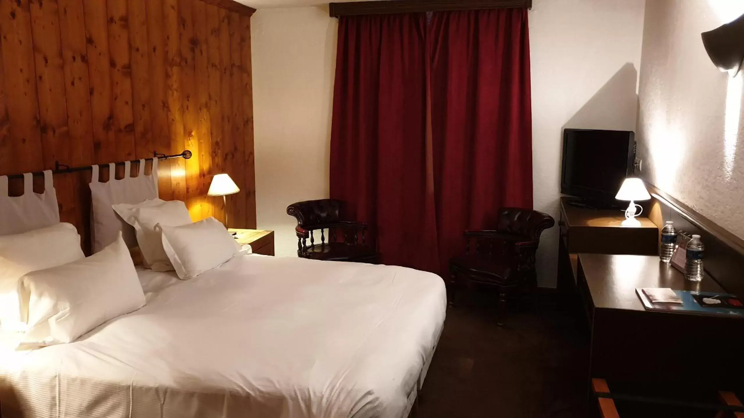 Bedroom, Bed in Auberge de Savoie