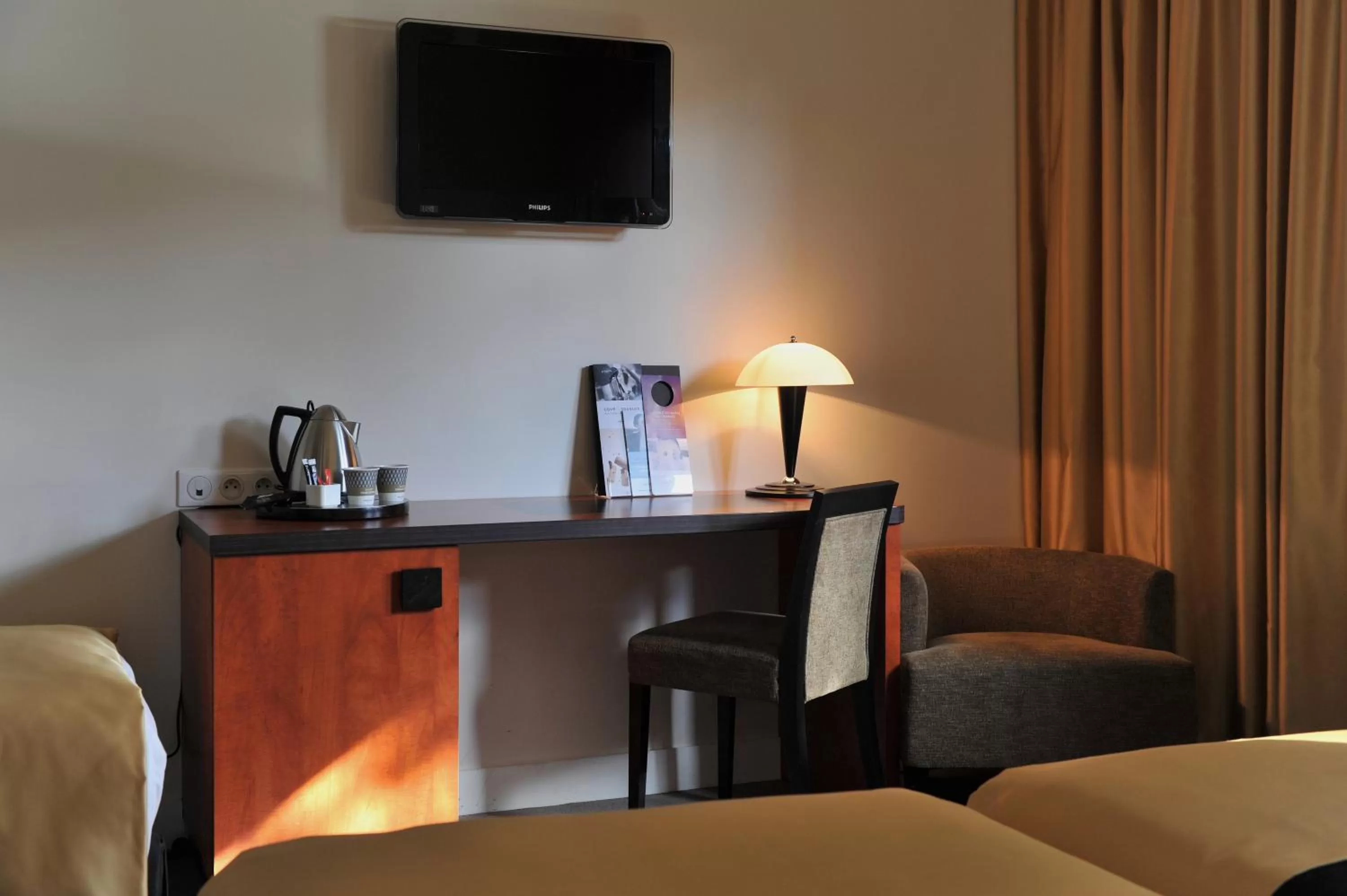 Photo of the whole room in Mercure Maurepas Saint Quentin