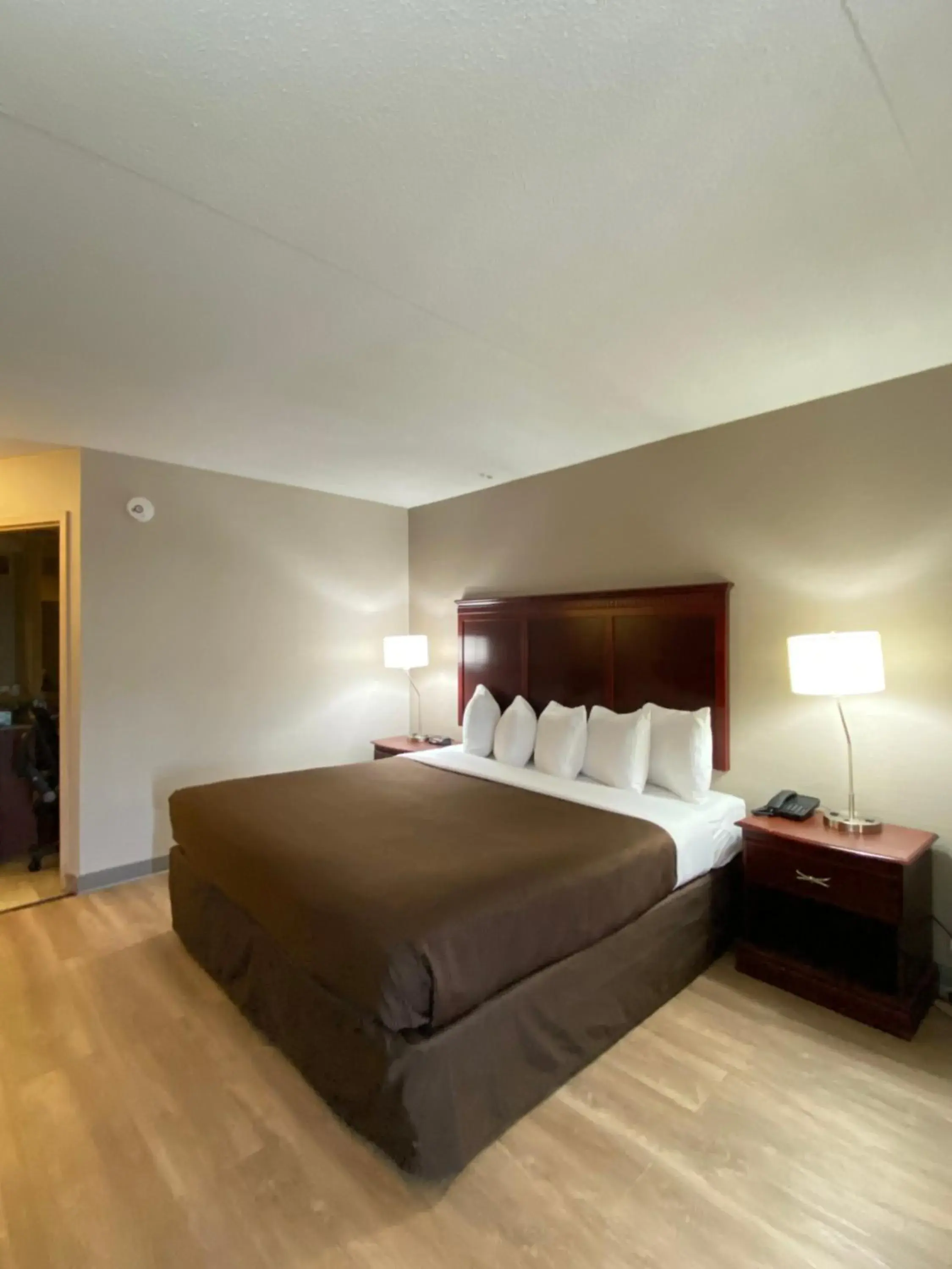 Bed in Clarion Inn & Suites Grand Rapids Airport Bed in Clarion Inn & Suites Grand Rapids Airport