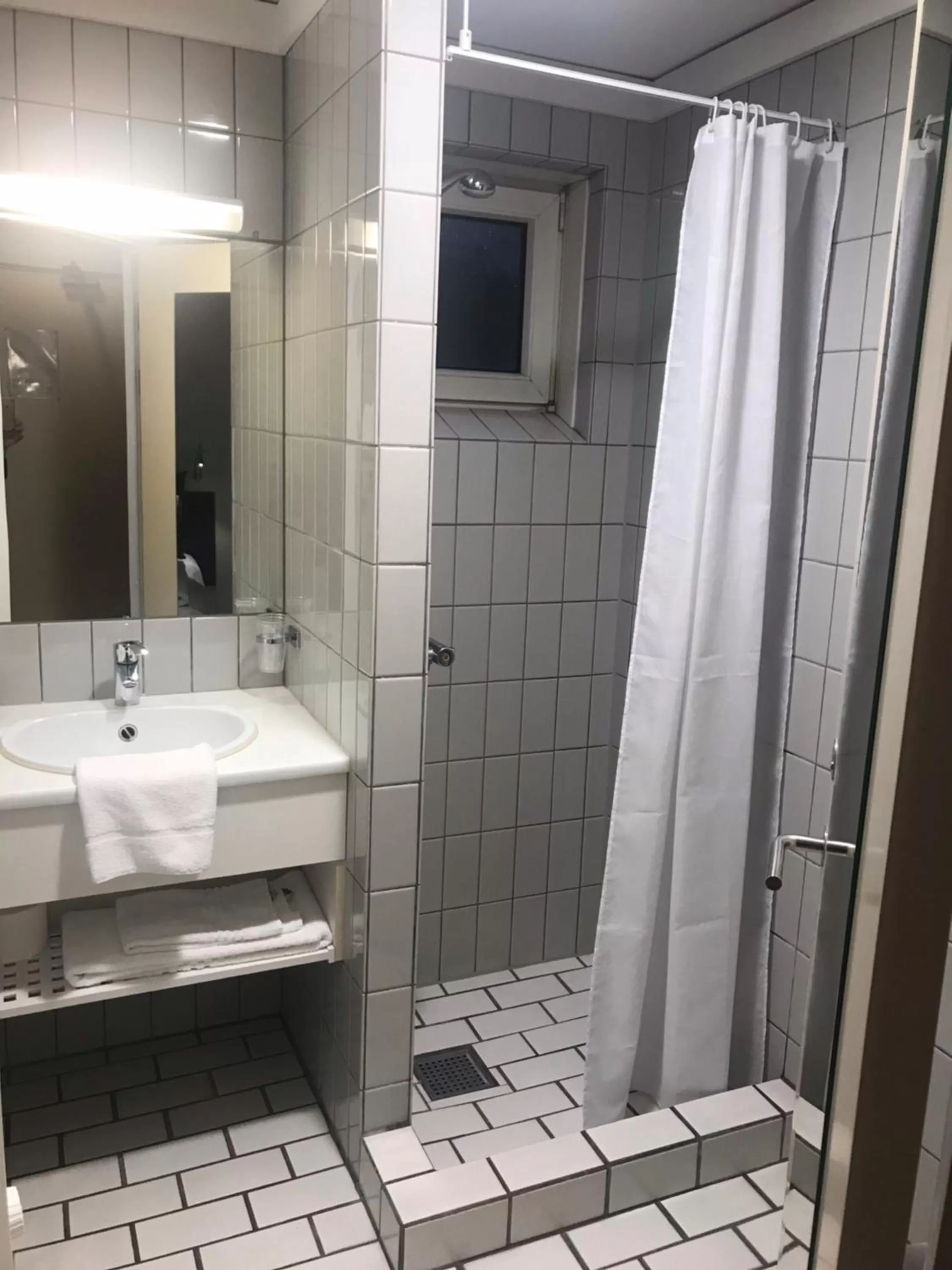 Shower in City Hotel Nattergalen