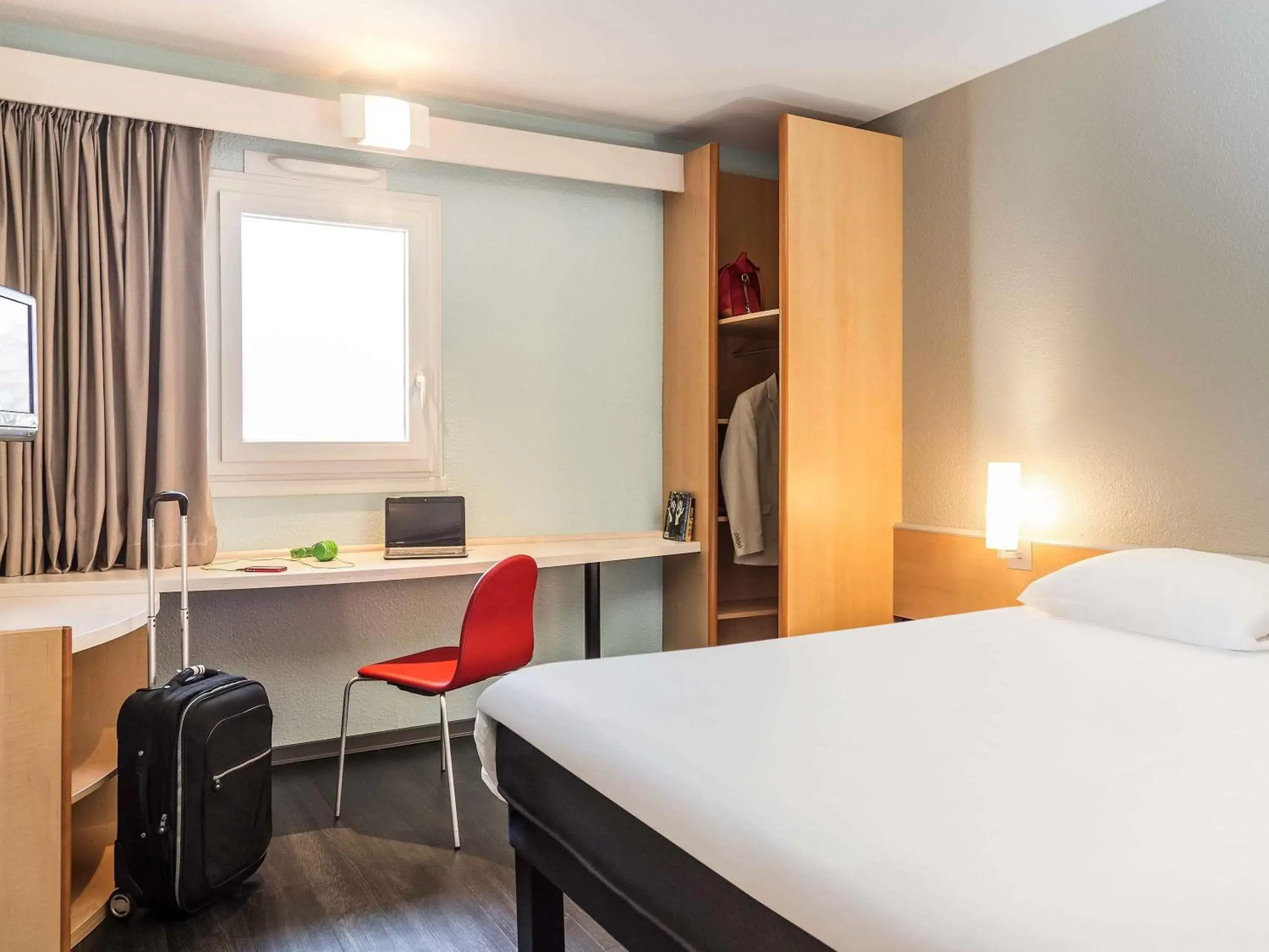 Photo of the whole room, Bed in ibis Thonon Centre