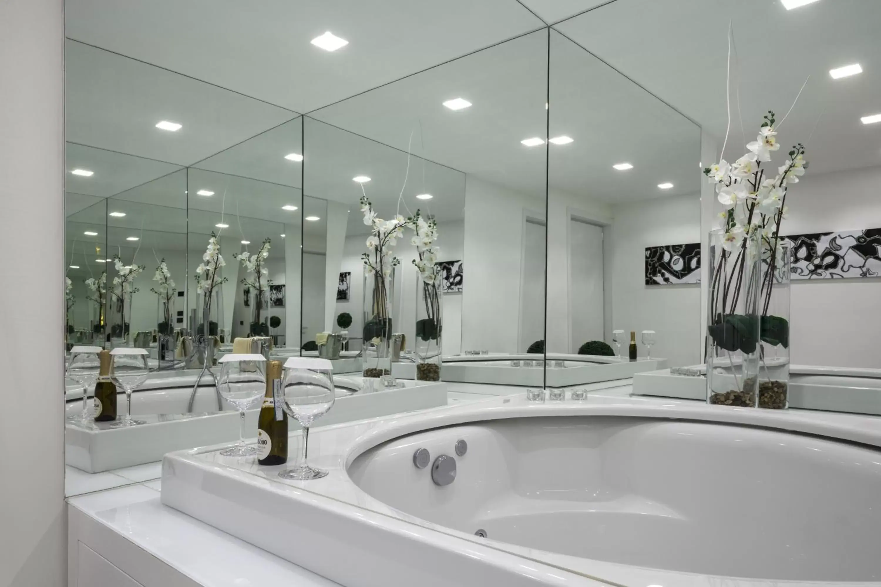Hot Tub, Bathroom in LHP Napoli Palace & SPA