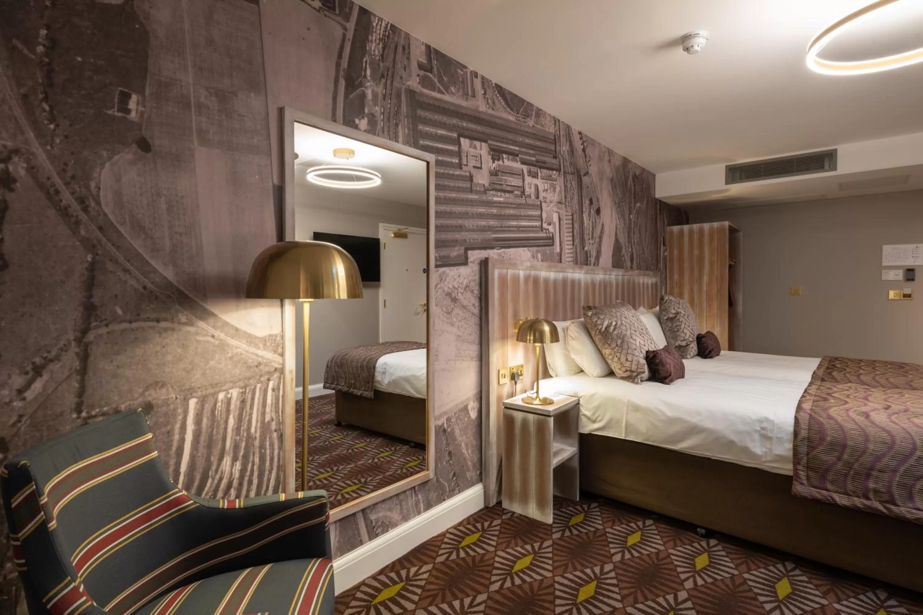 Bedroom, Bed in The Saxon Crown Wetherspoon