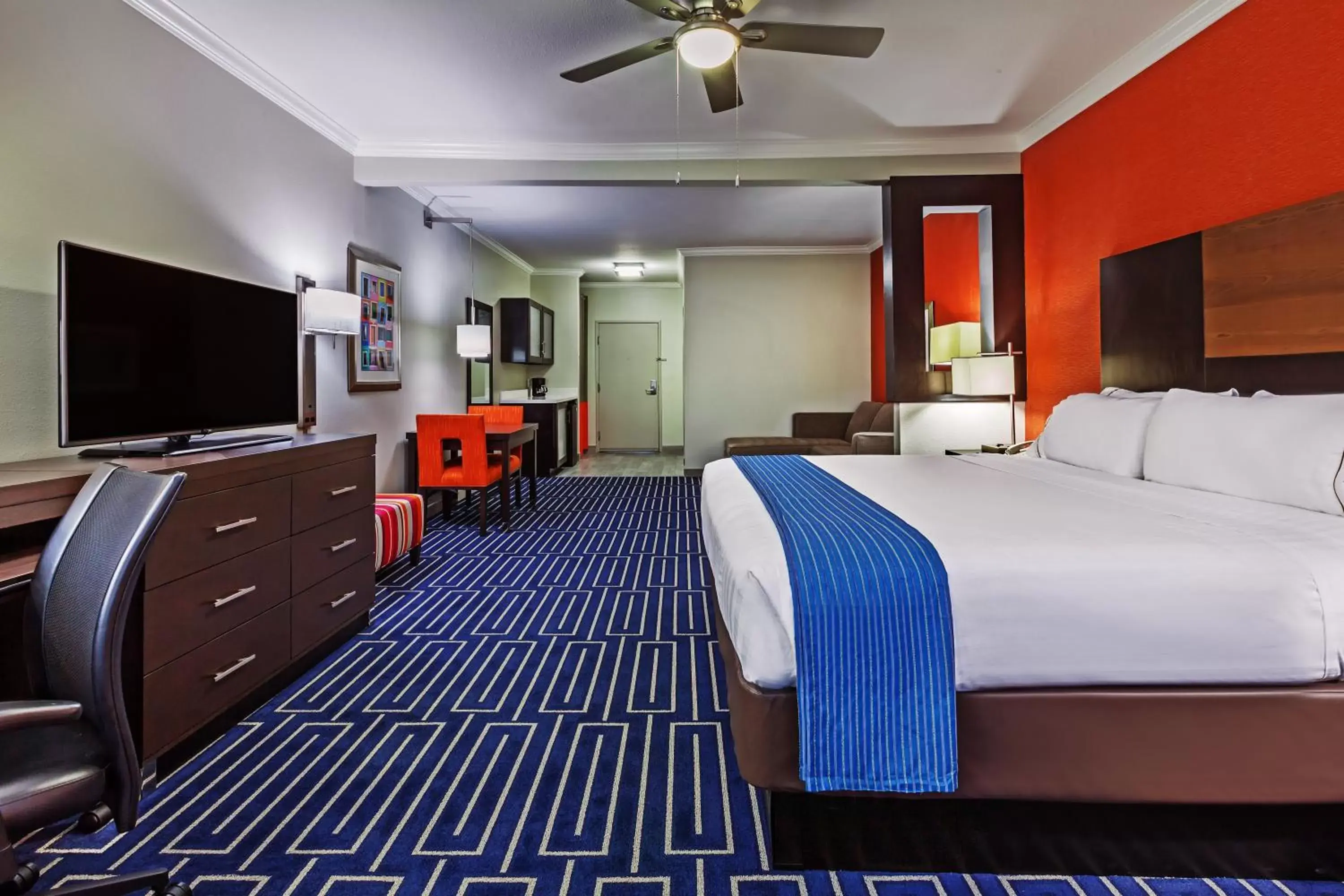 Photo of the whole room, Bed in Holiday Inn Express Hotel and Suites Houston East, an IHG Hotel