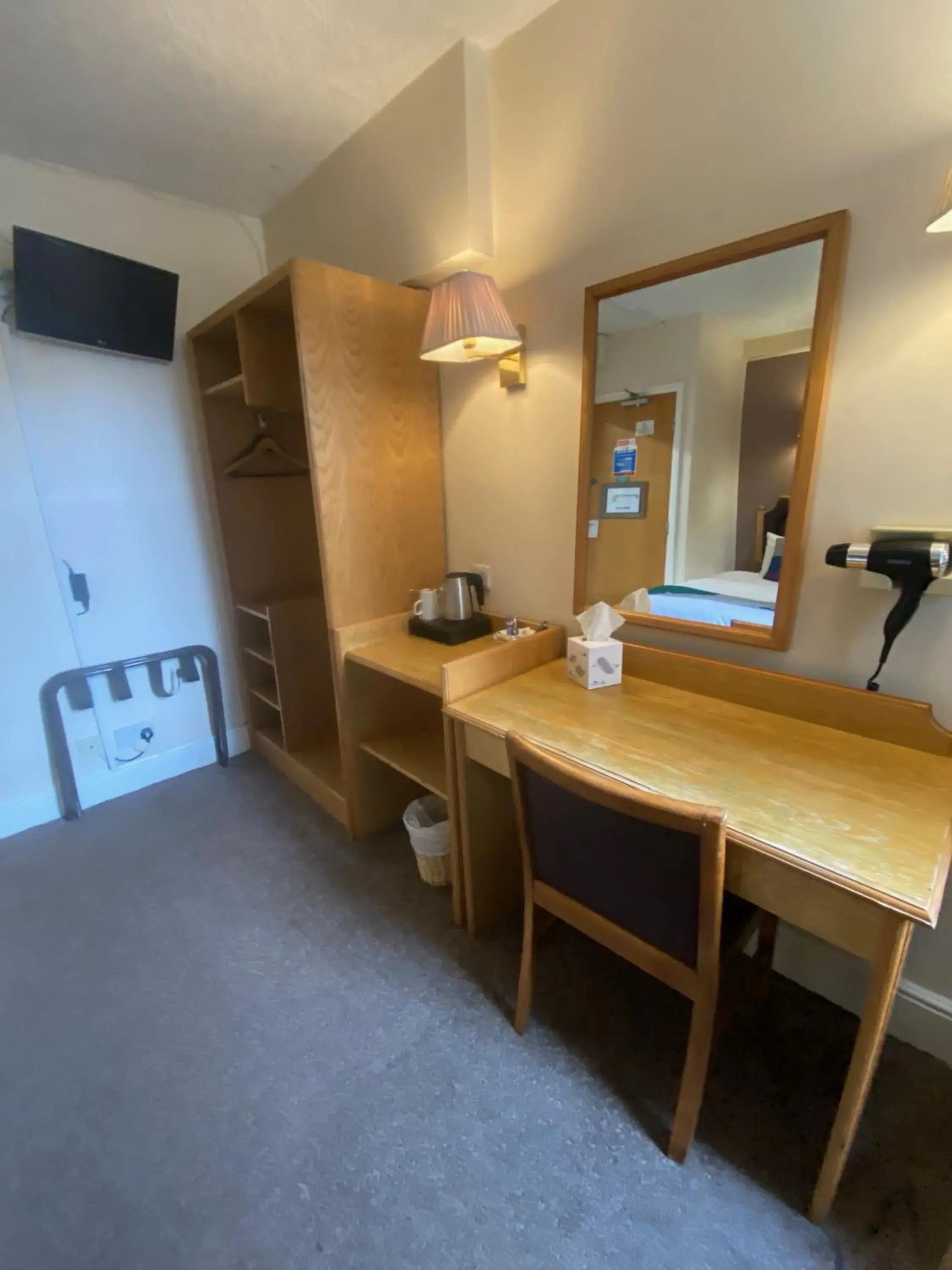 Seating area, TV/Entertainment Center in Cardiff Sandringham Hotel