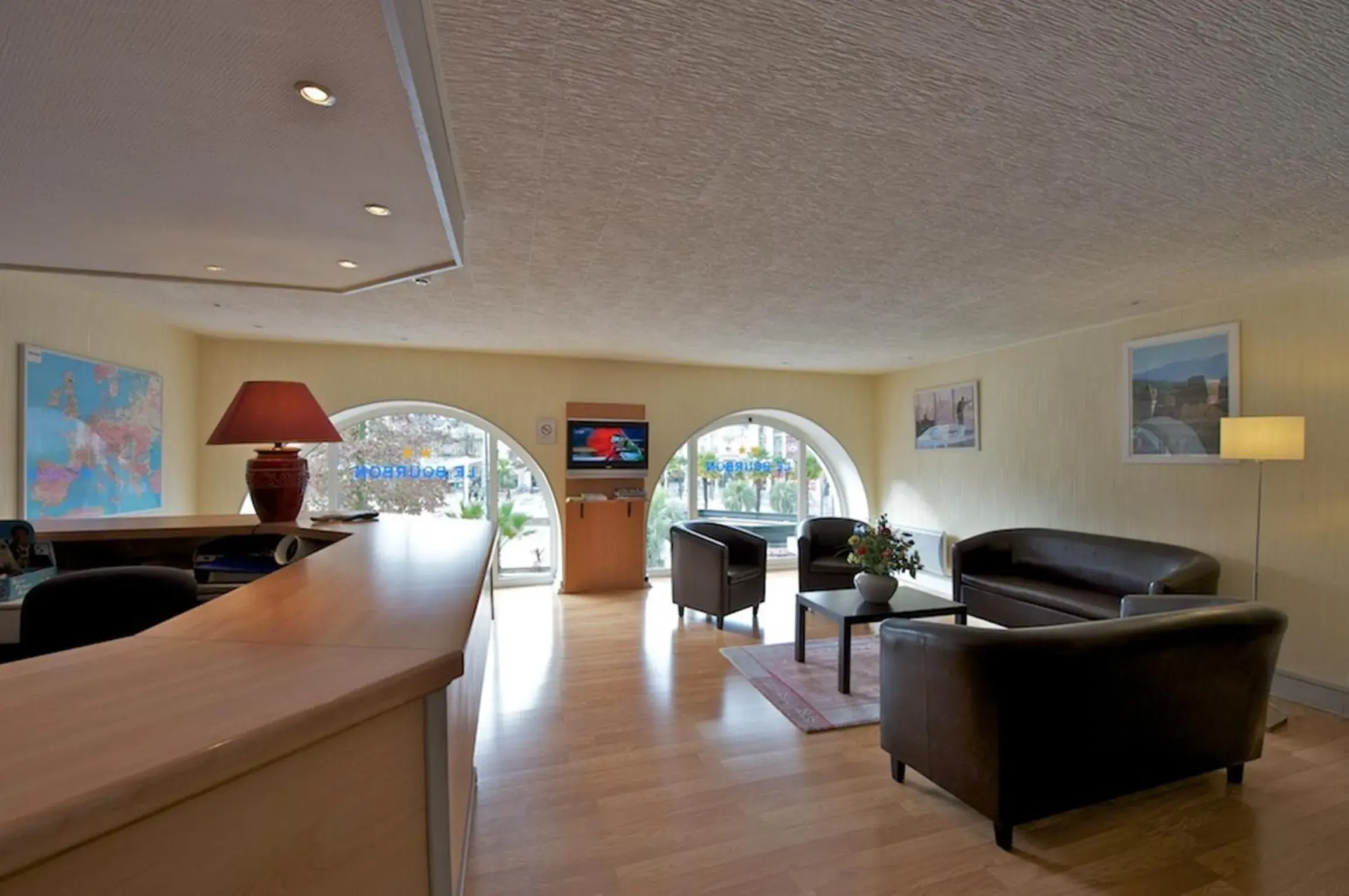 Communal lounge/ TV room, Lobby/Reception in Hotel Le Bourbon Pau Centre