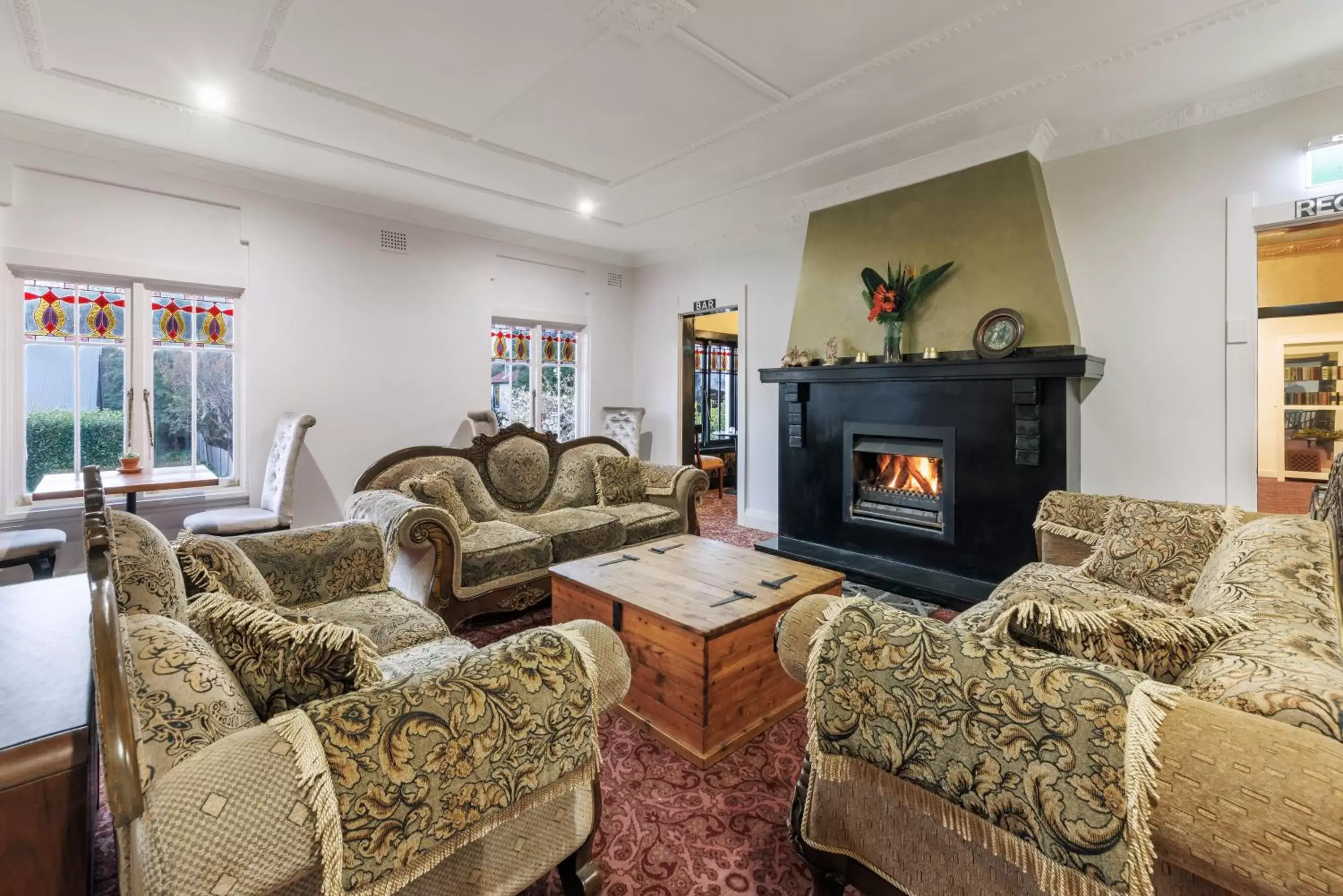 Communal lounge/ TV room, Seating Area in Hotel Blue & Cottages Katoomba