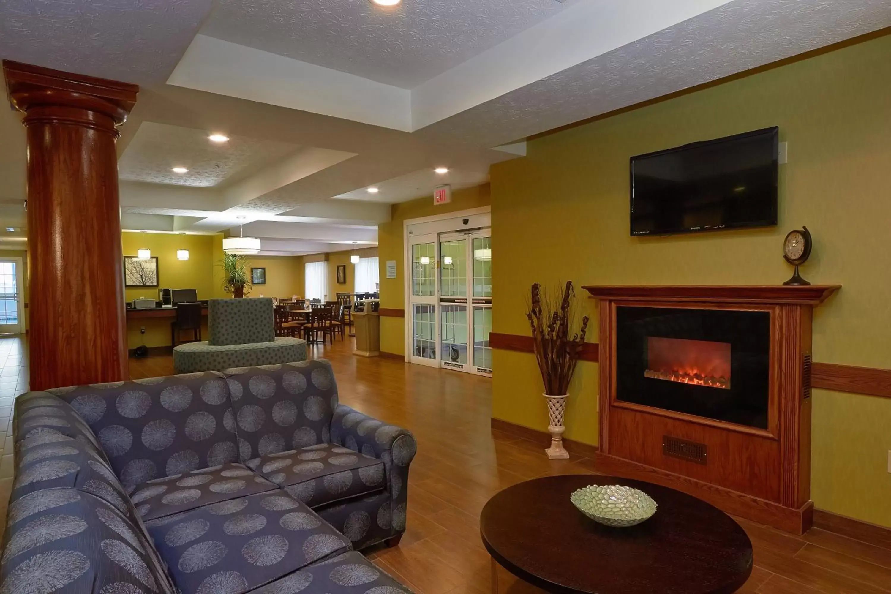 Lobby or reception, Seating Area in Holiday Inn Express Hotel & Suites Cadillac, an IHG Hotel