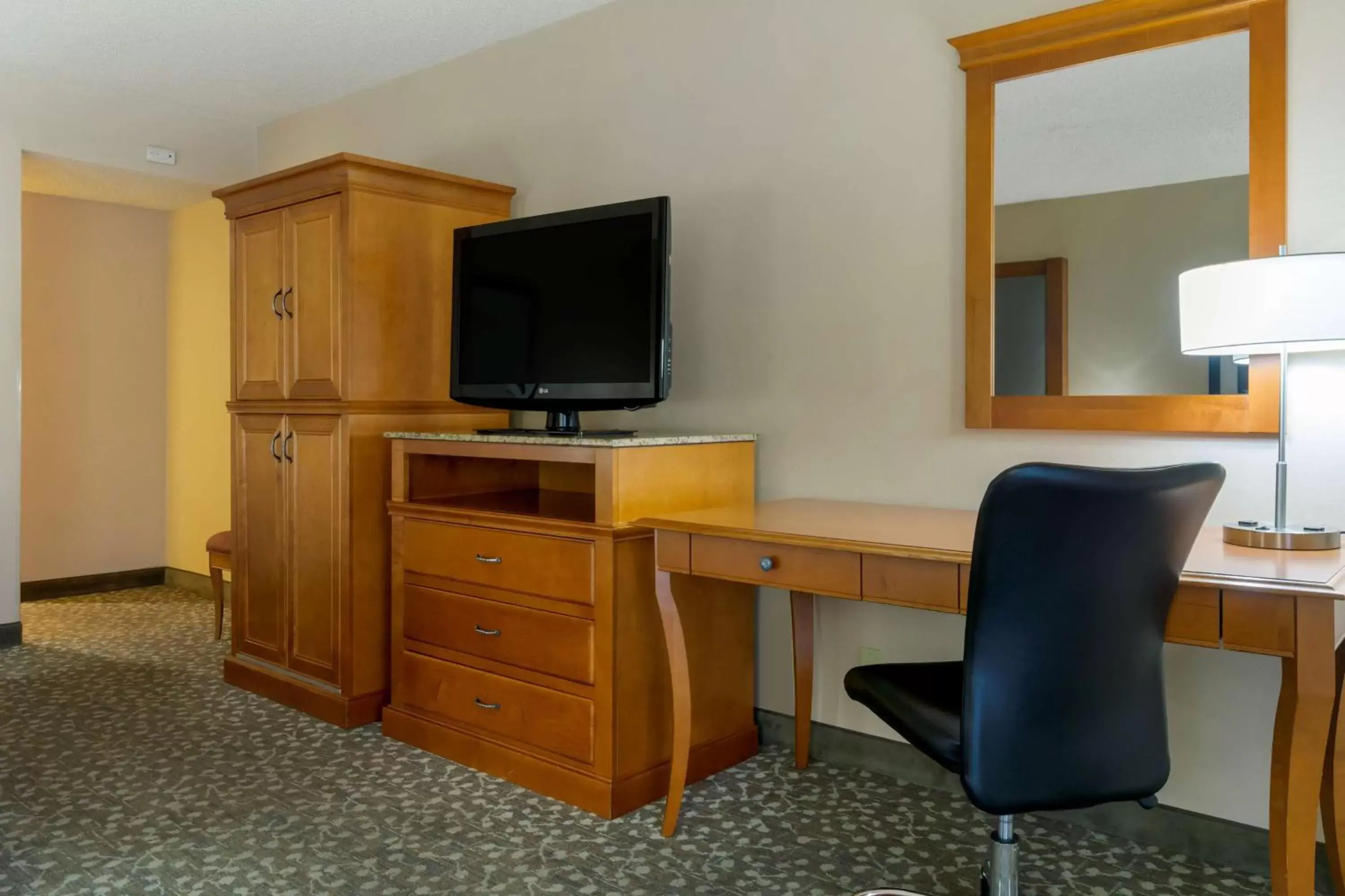 Bedroom, TV/Entertainment Center in Best Western Plus Oak Harbor Hotel and Conference Center