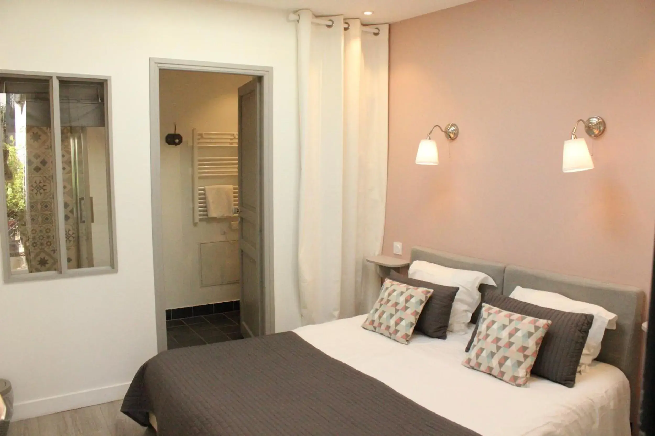 Bedroom, Bed in Hotel Saint-Michel