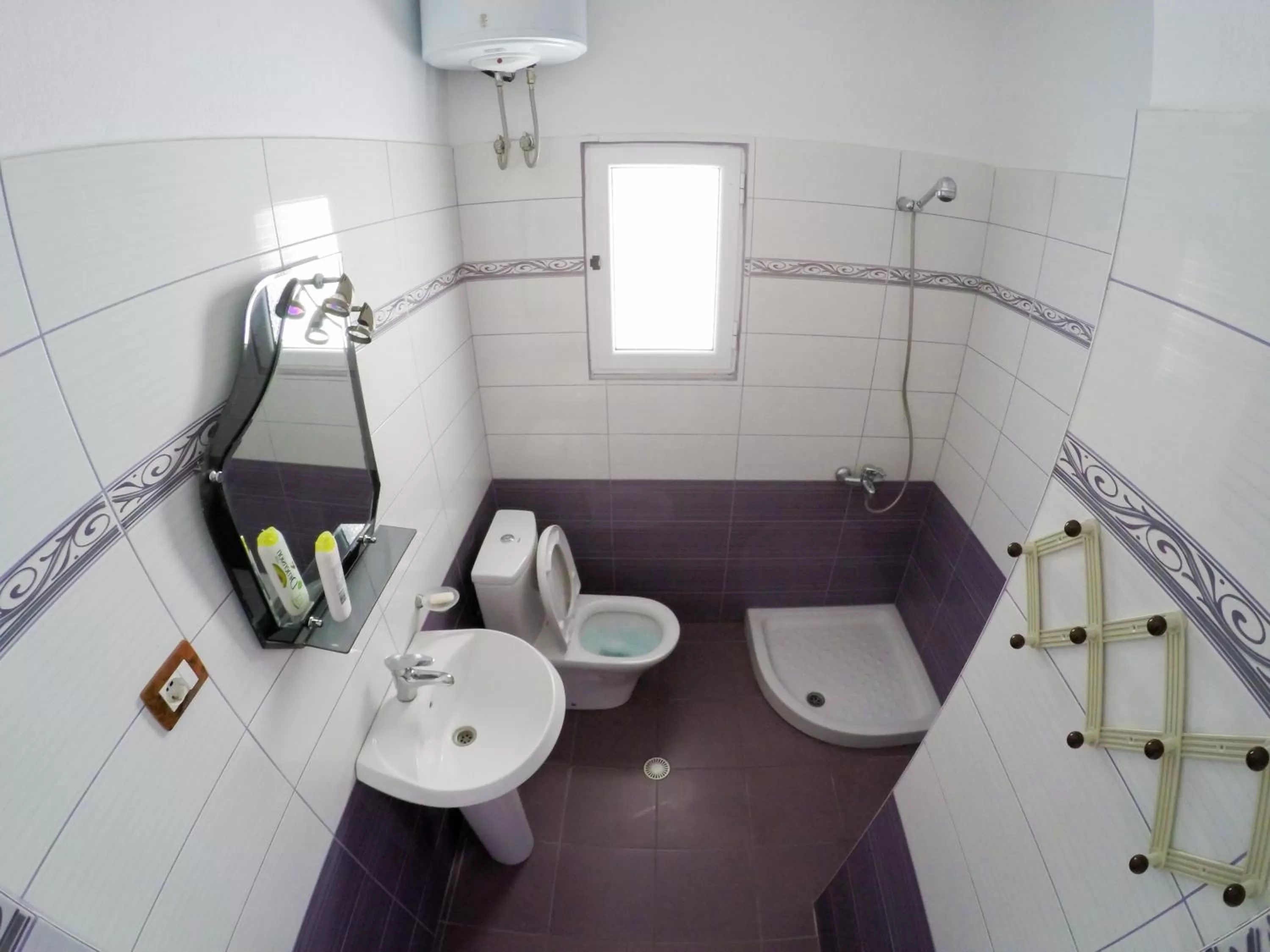 Shower, Bathroom in Hotel Freskia