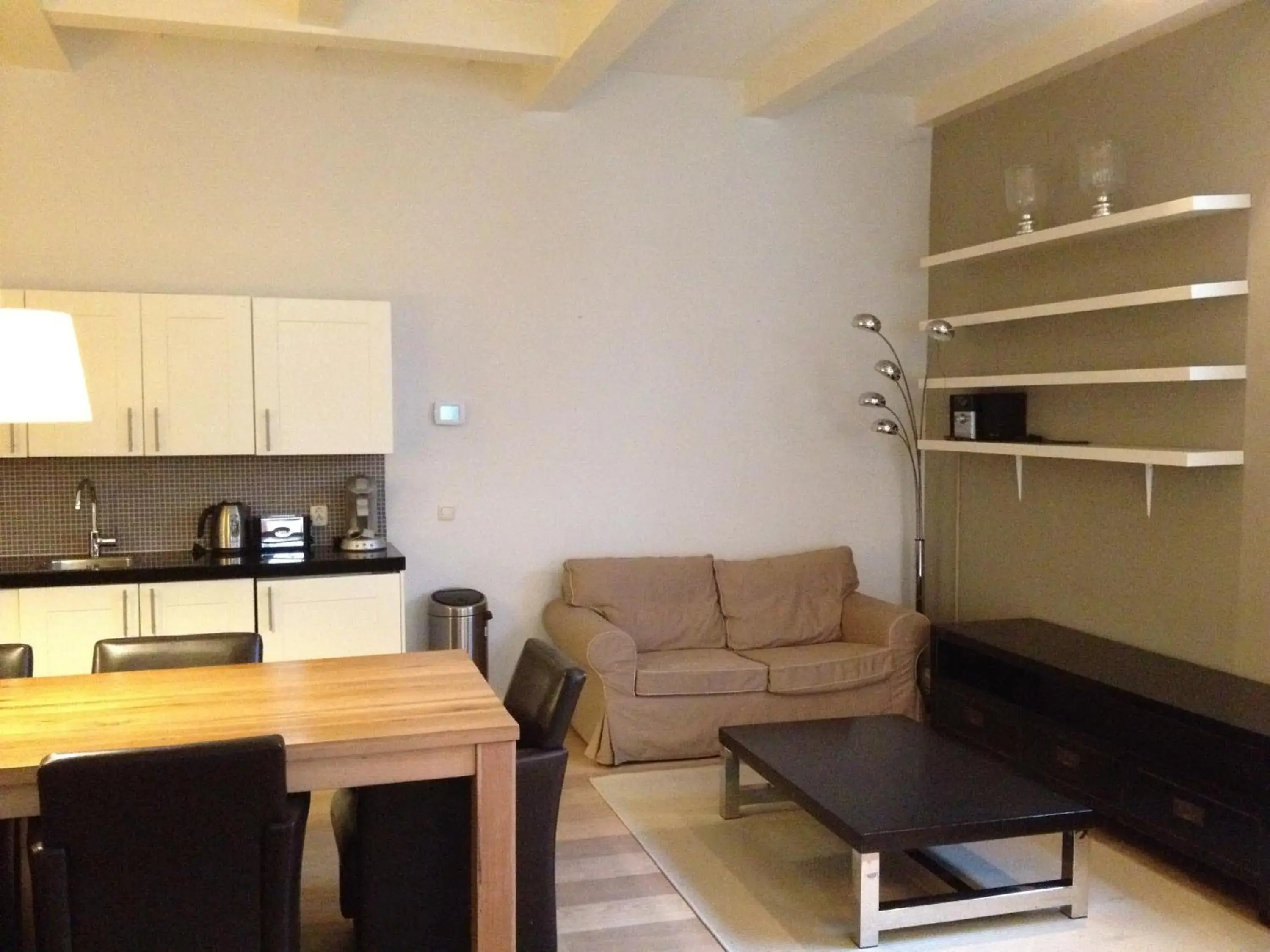 Kitchen or kitchenette, Seating Area in Grand Canal Boutique Hotel