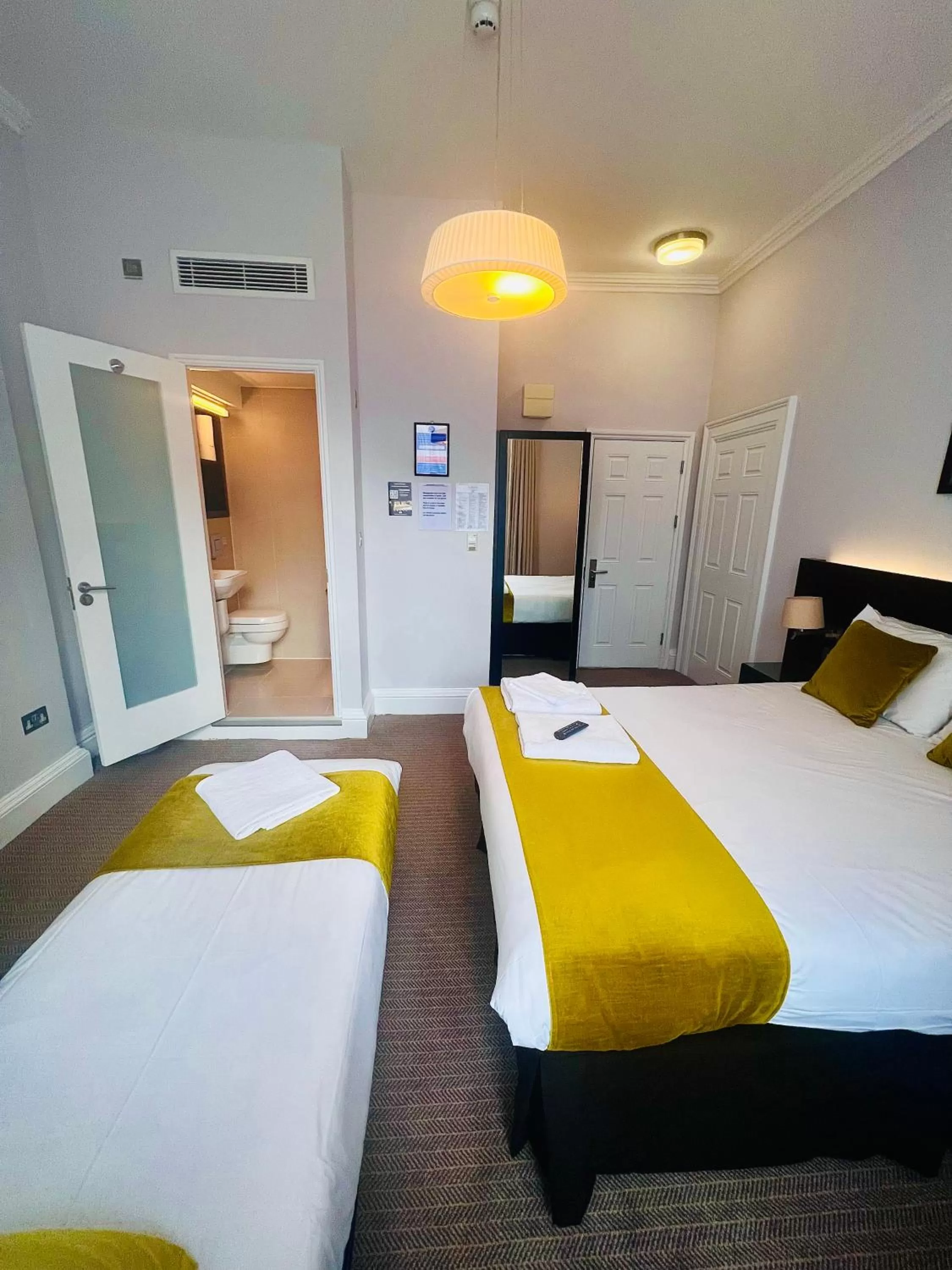 Bed in Bloomsbury Palace Hotel