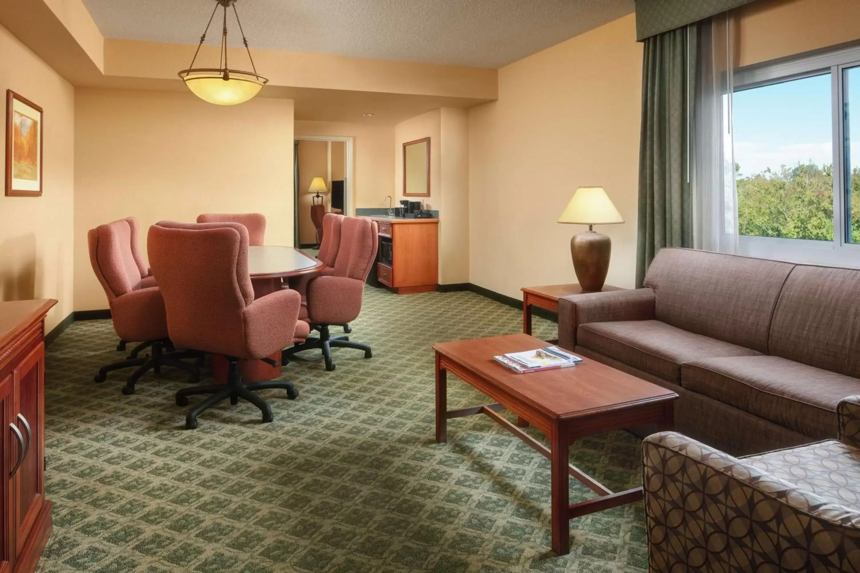 Living room, Seating Area in Embassy Suites North Charleston Airport Hotel Convention