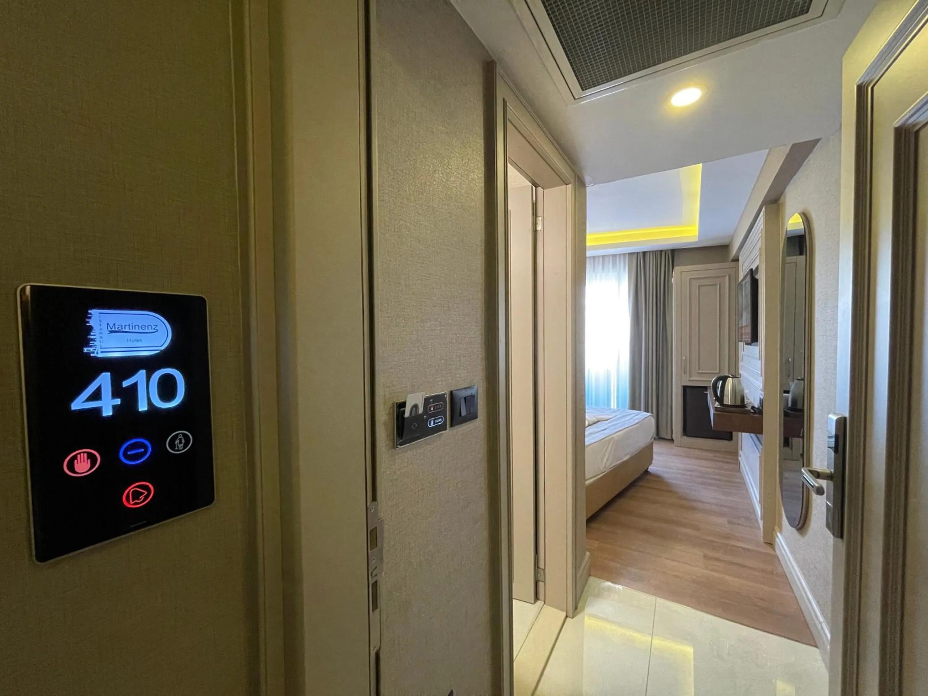 TV and multimedia, Bed in Martinenz Hotel