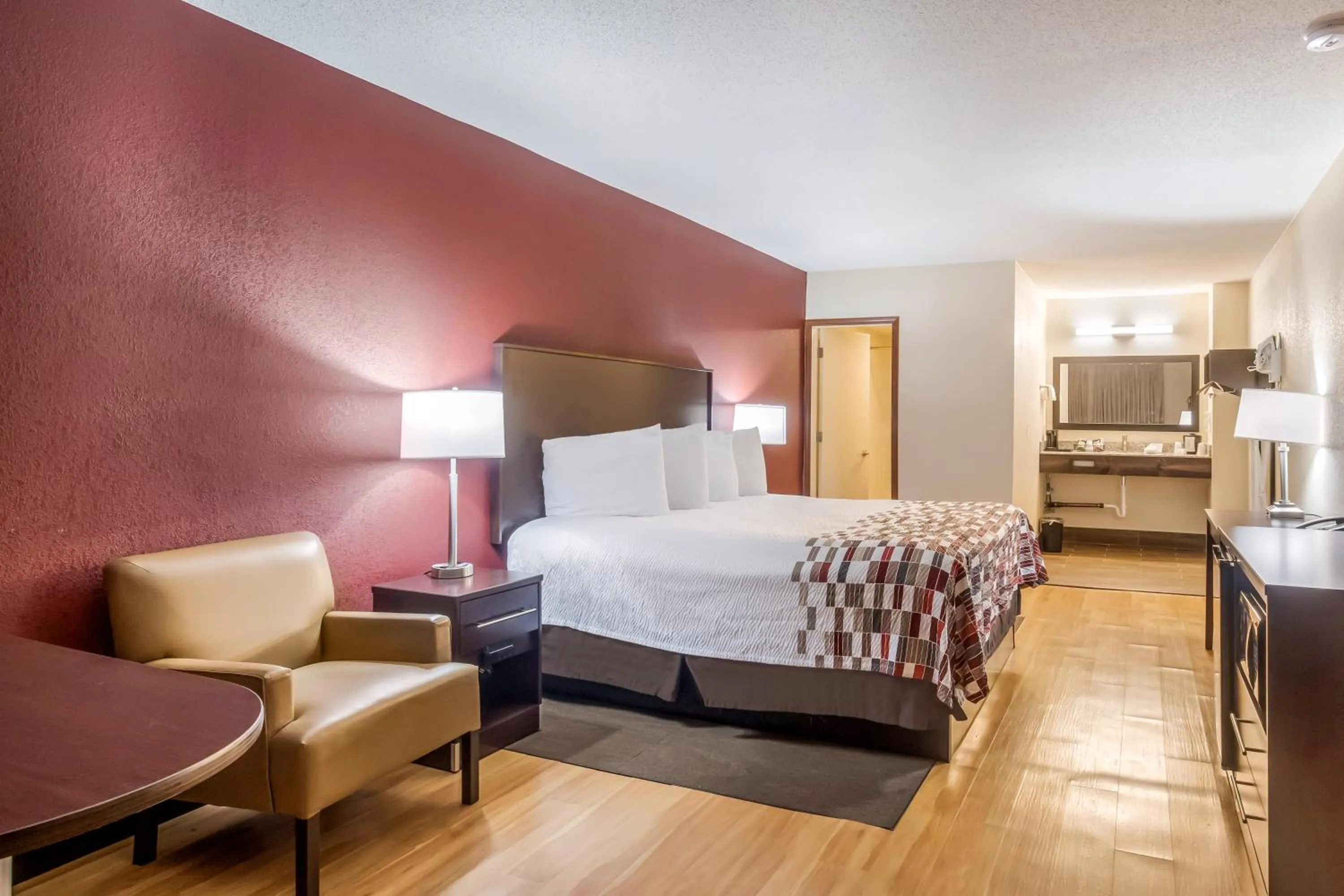 Photo of the whole room, Bed in Red Roof Inn Chicago-Alsip