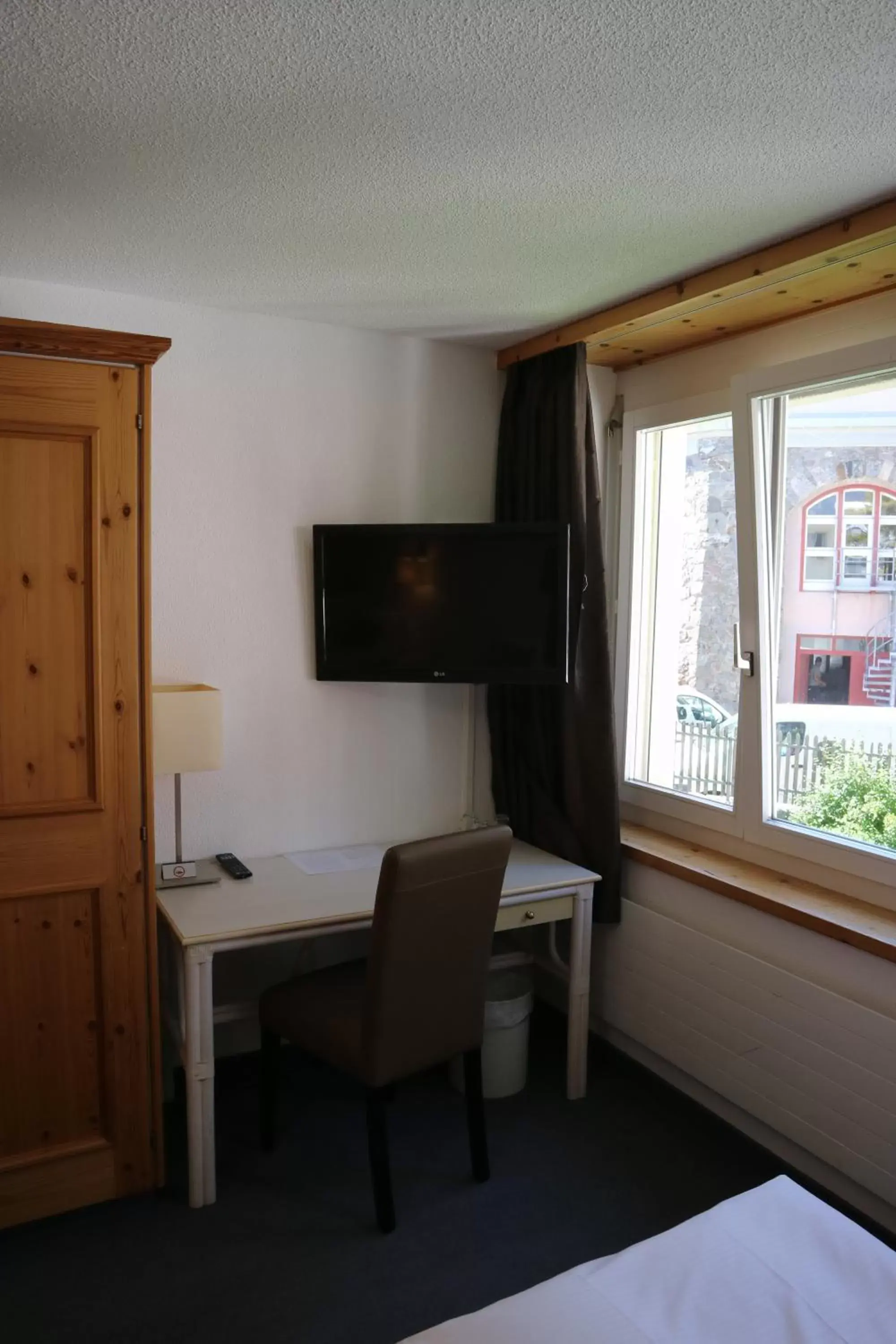 Bedroom, TV/Entertainment Center in Spenglers Inn