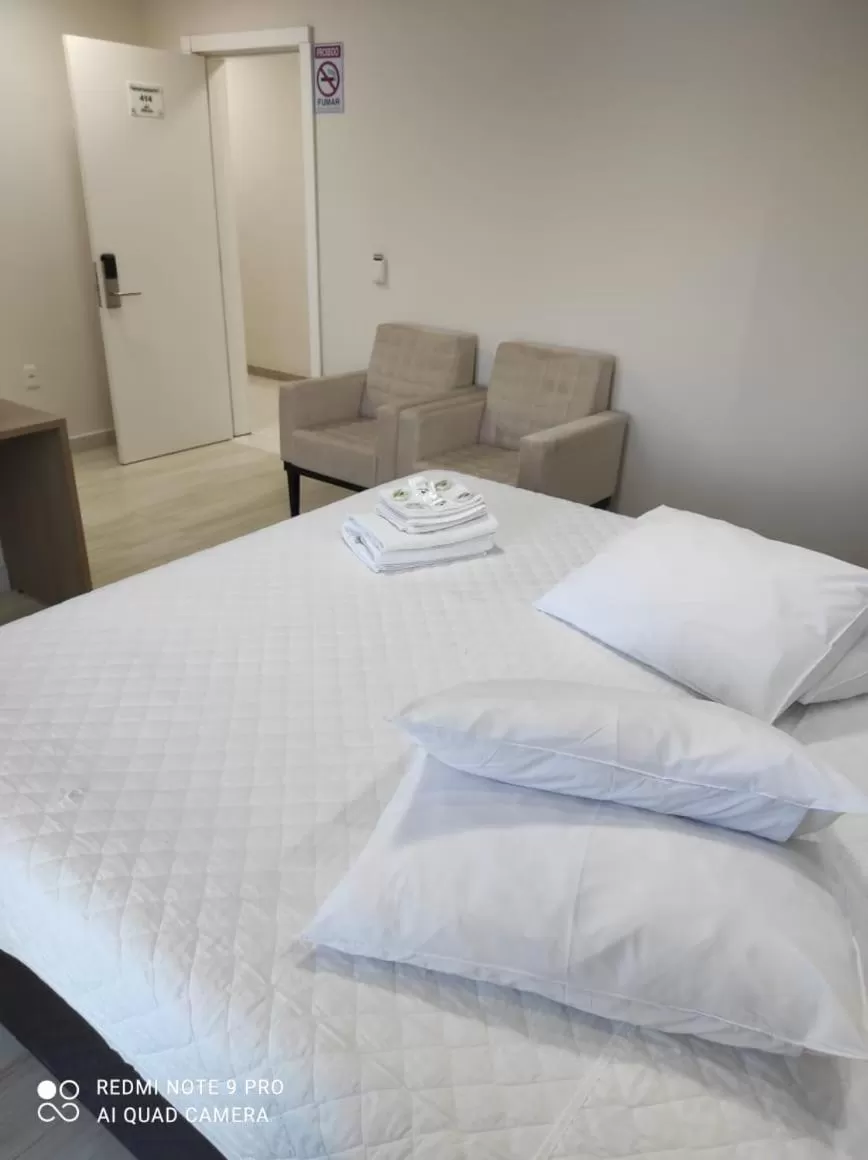 Bedroom, Bed in Hotel Serrano