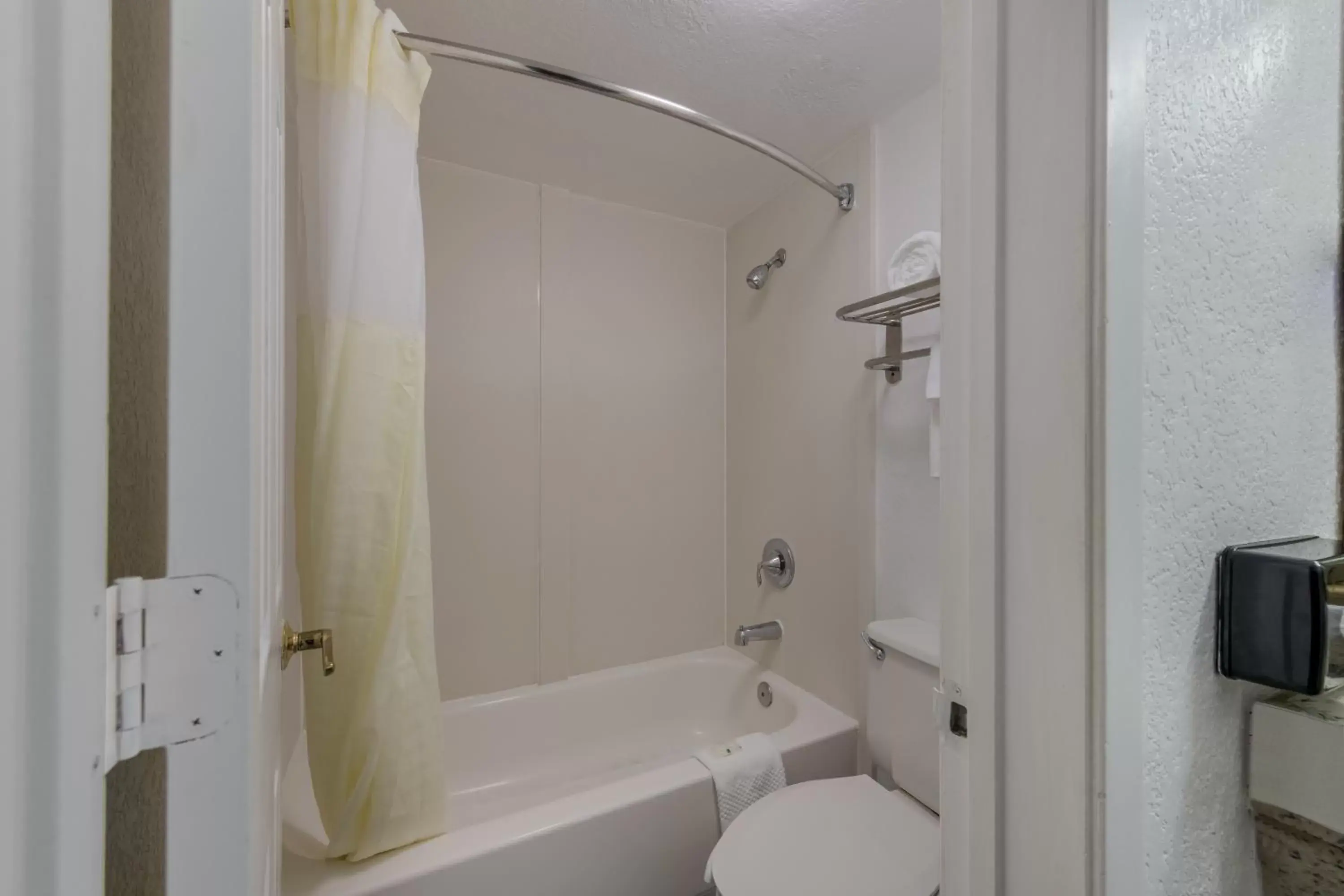 Bath, Bathroom in Quality Inn & Suites Charlotte Airport