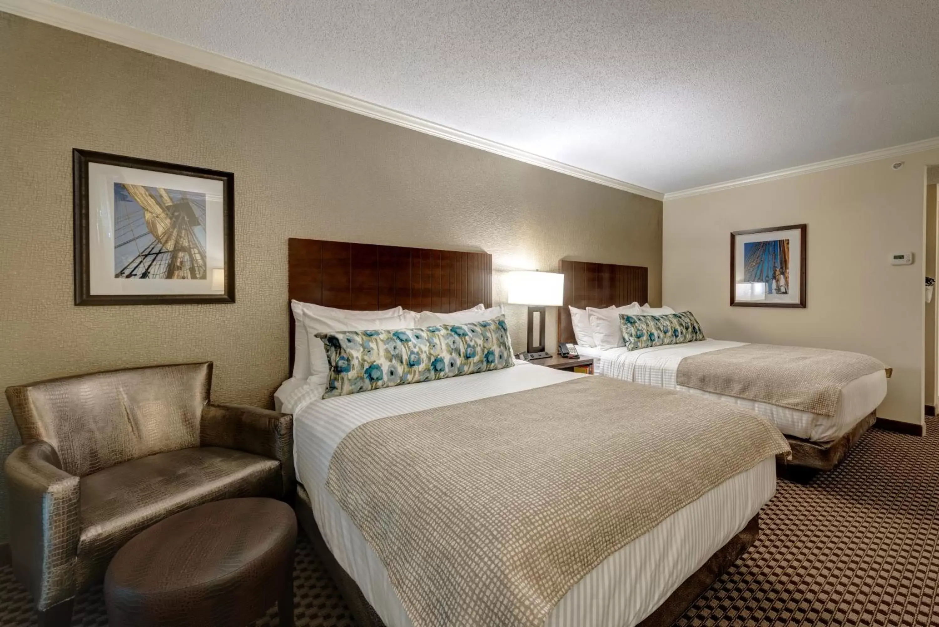Photo of the whole room, Bed in The Garrison Hotel & Suites Dover-Durham, Ascend Hotel Collection