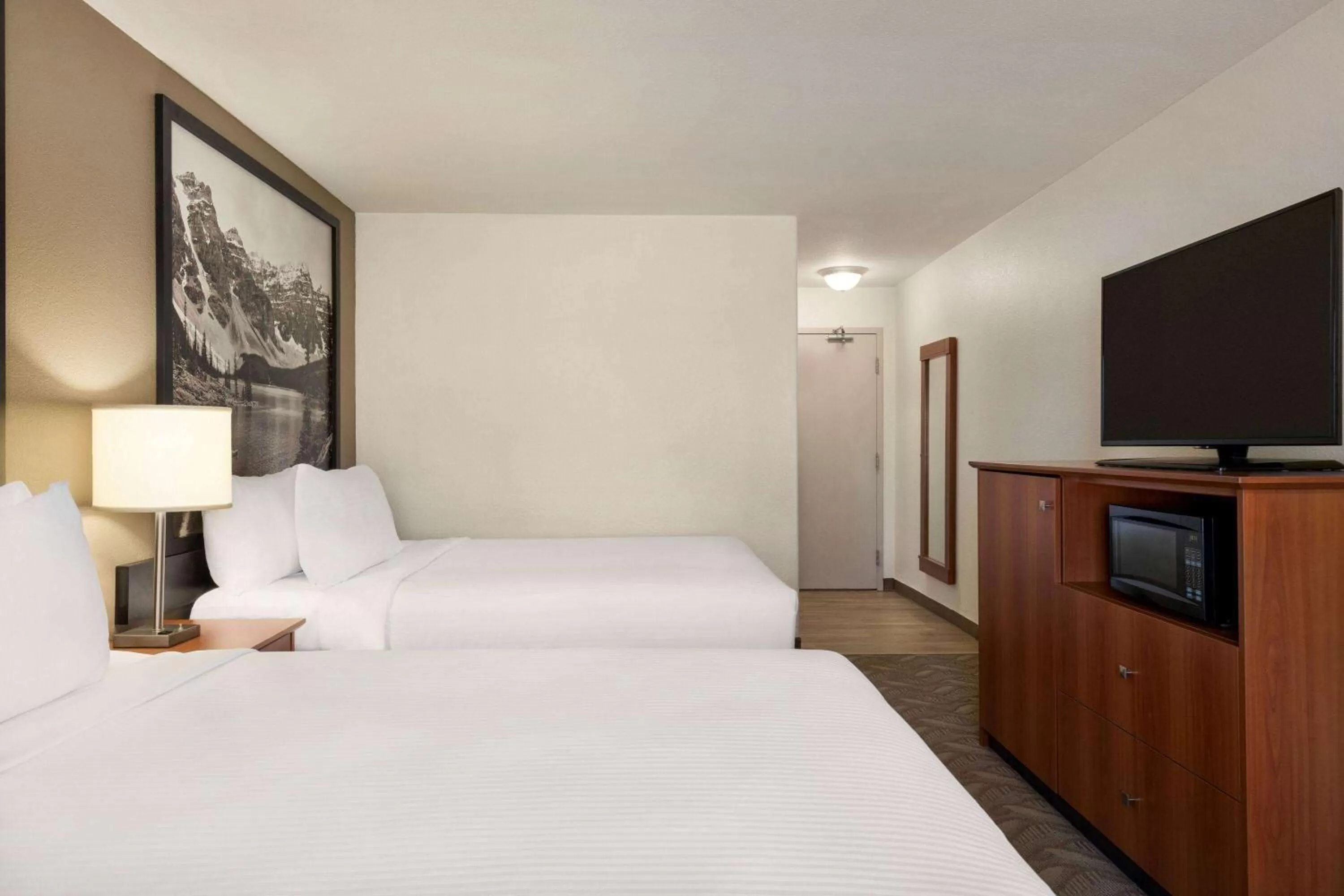 Photo of the whole room, Bed in Super 8 by Wyndham Calgary Shawnessy Area