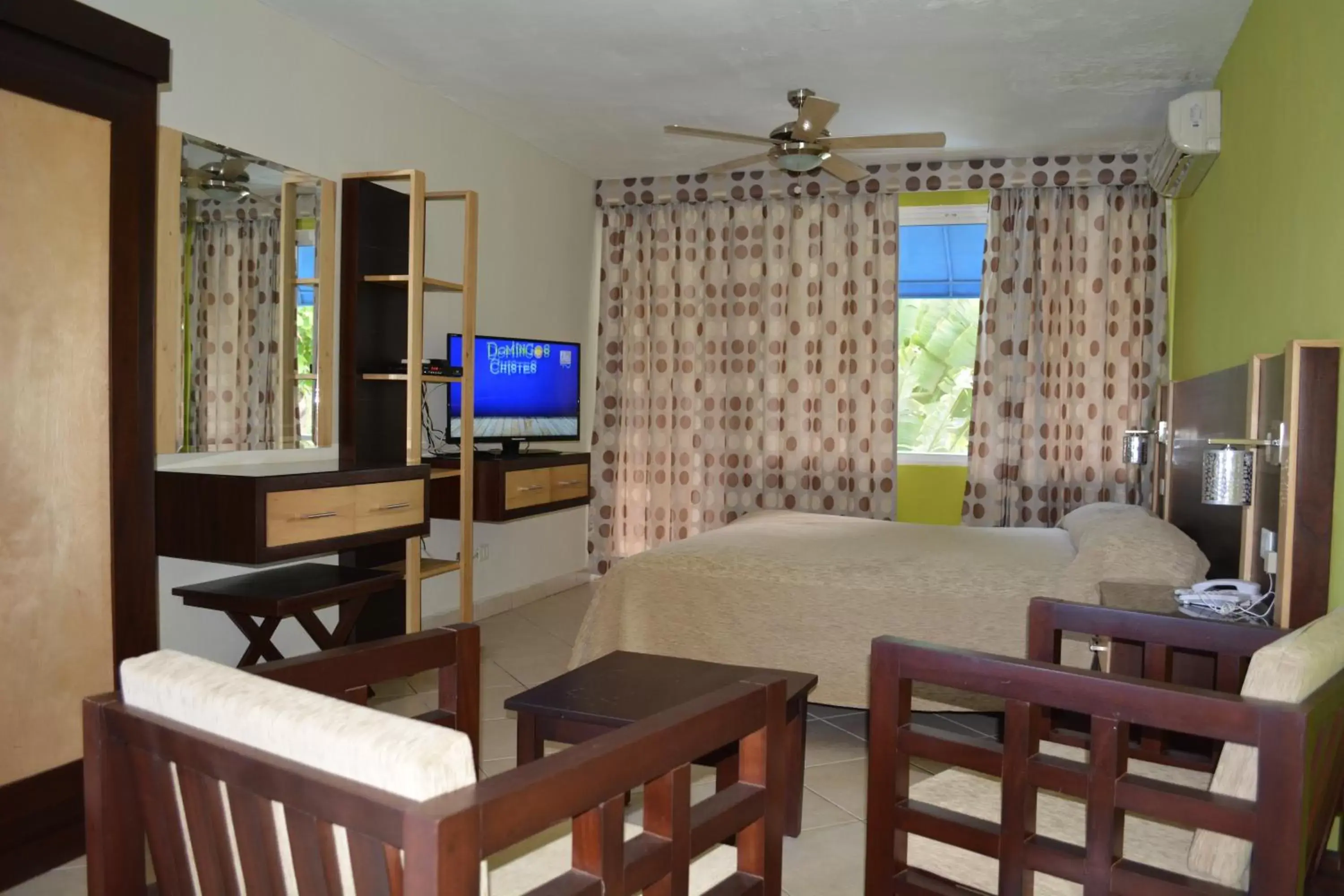 Photo of the whole room, Seating Area in New Garden Hotel