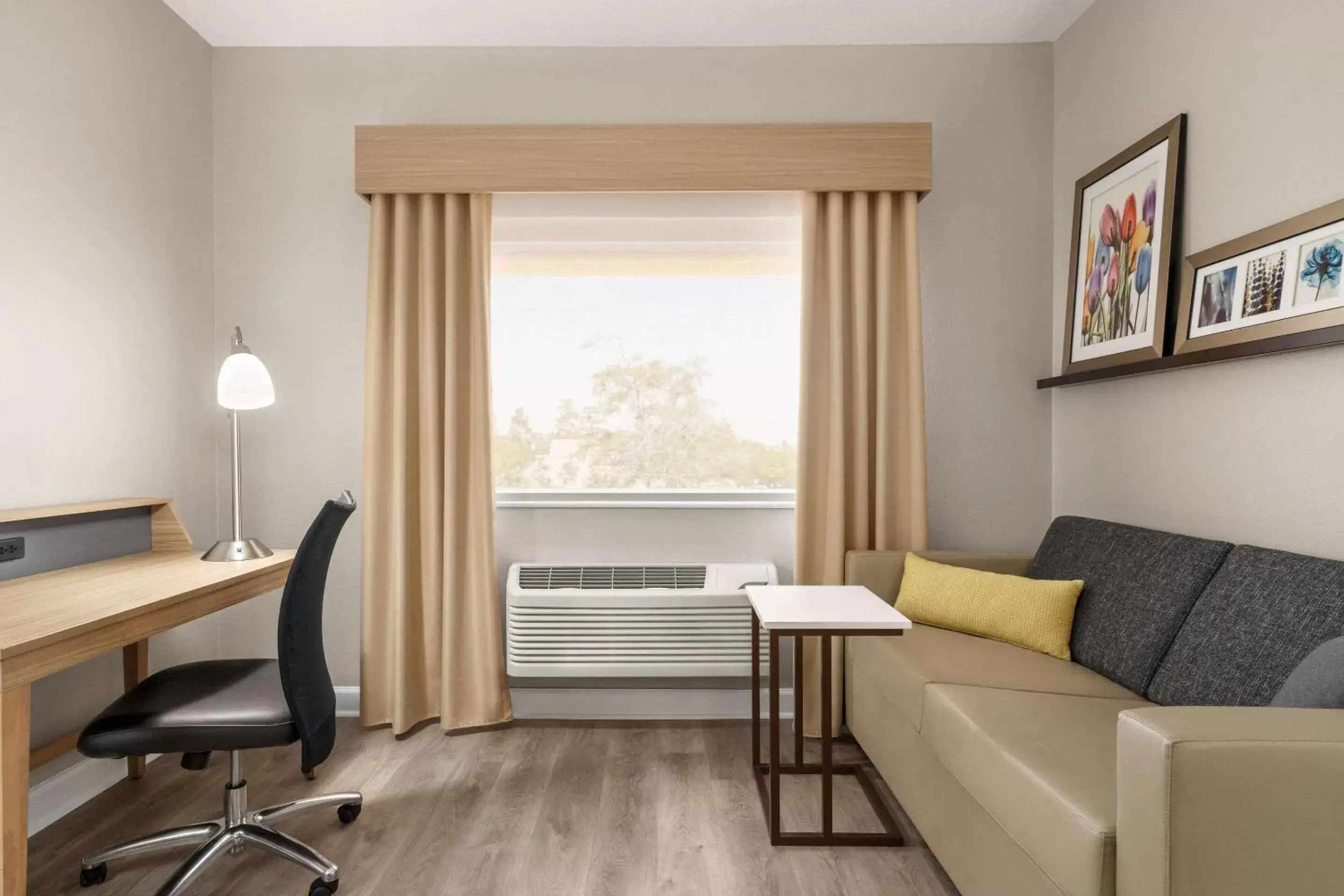 Bedroom, Seating Area in Comfort Suites Shenandoah-The Woodlands