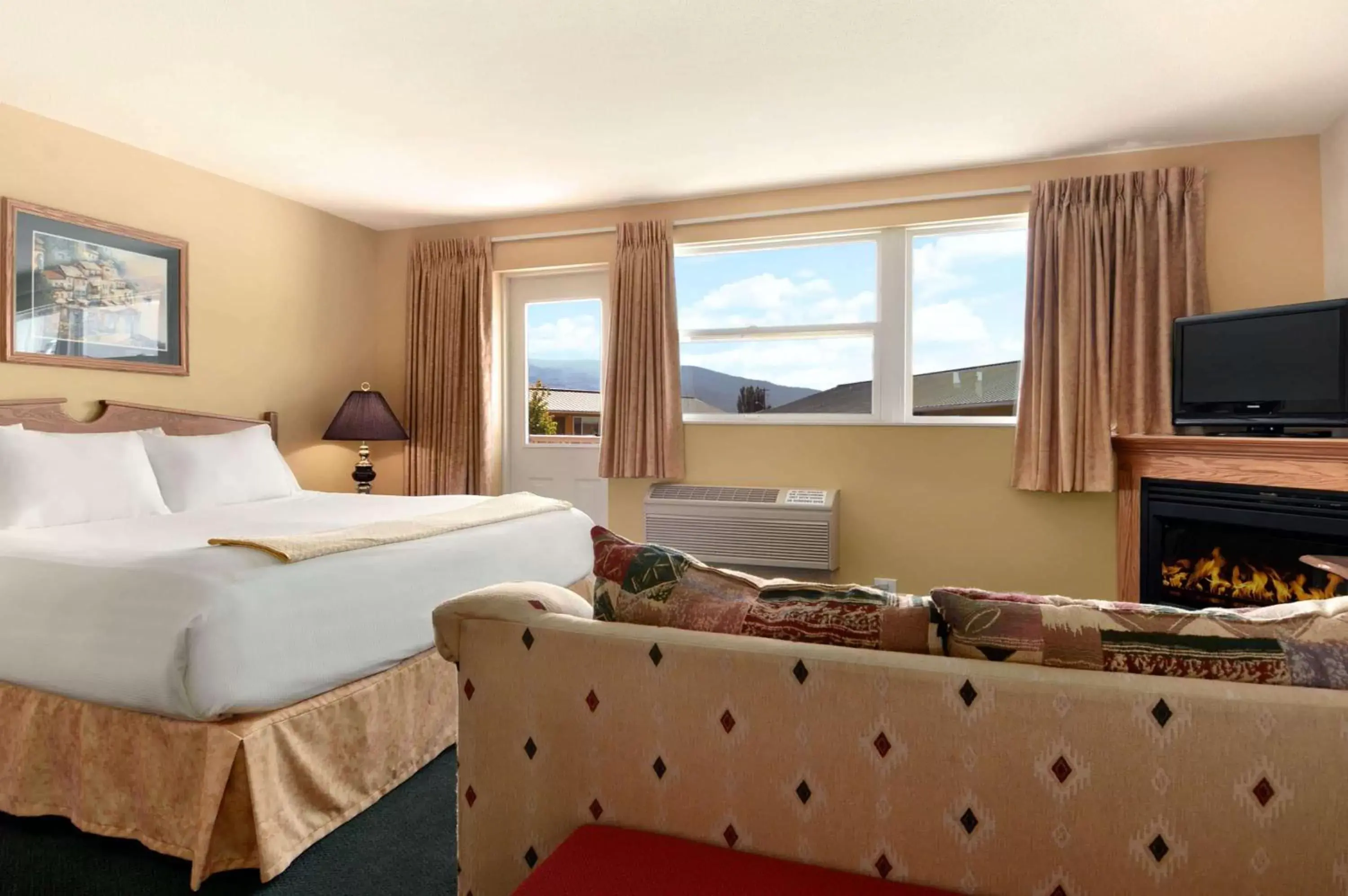 Photo of the whole room, Mountain View in Days Inn by Wyndham Penticton Conference Centre