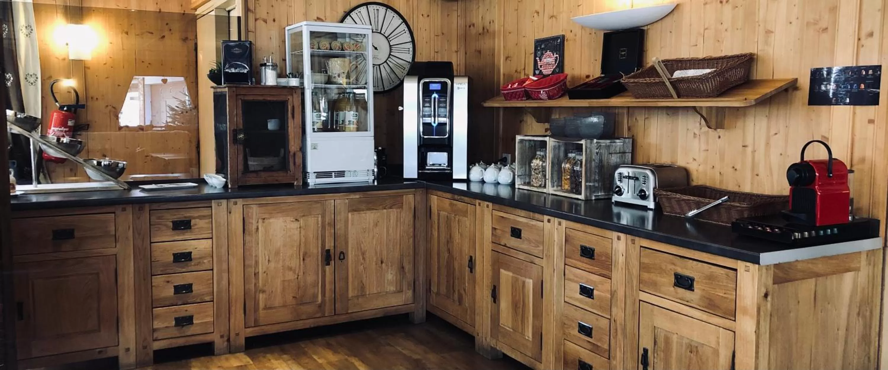 Buffet breakfast, Kitchen/Kitchenette in Hotel La Montagne